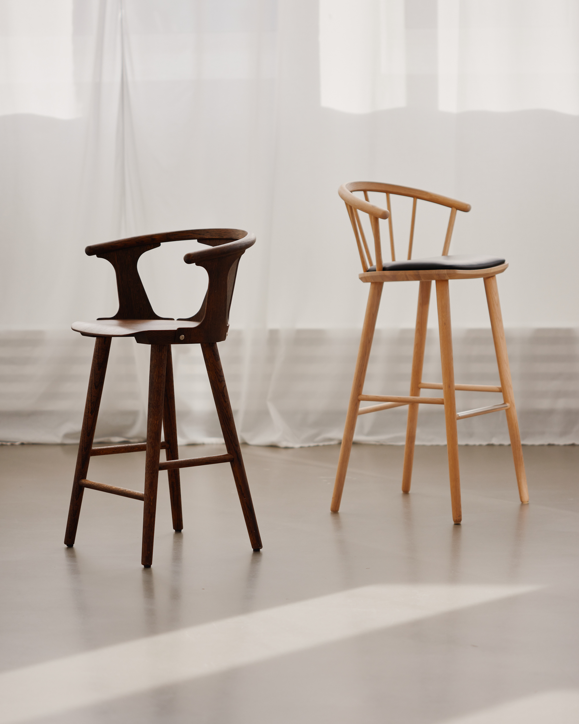 & Tradition In between SK7 chair and Bolia Sleek Low bar chair