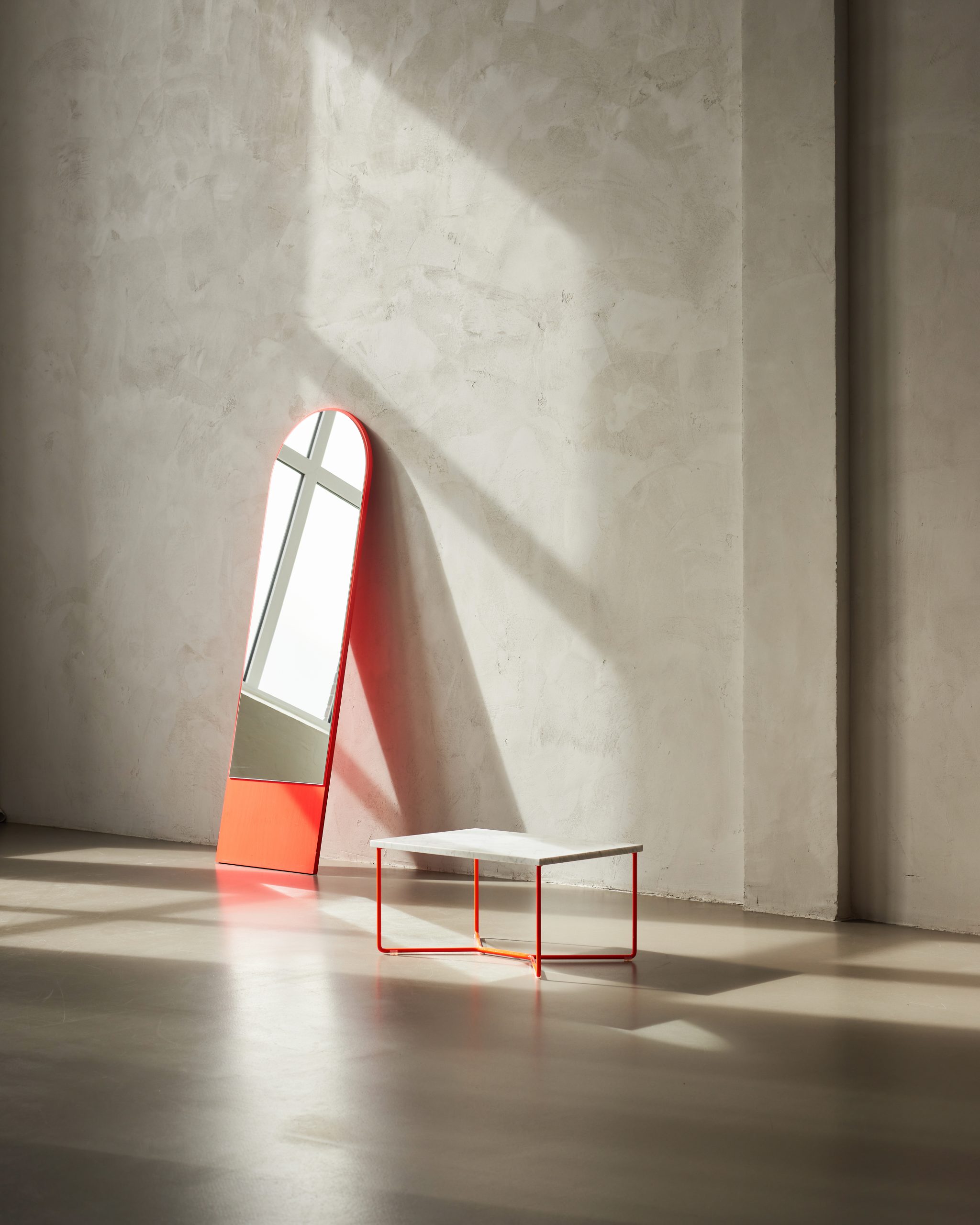 OUT Objekte unserer Tage - Friedrich 21 Spiegel, POI Table Single Marmor Neon by VICTOR FOXTROT