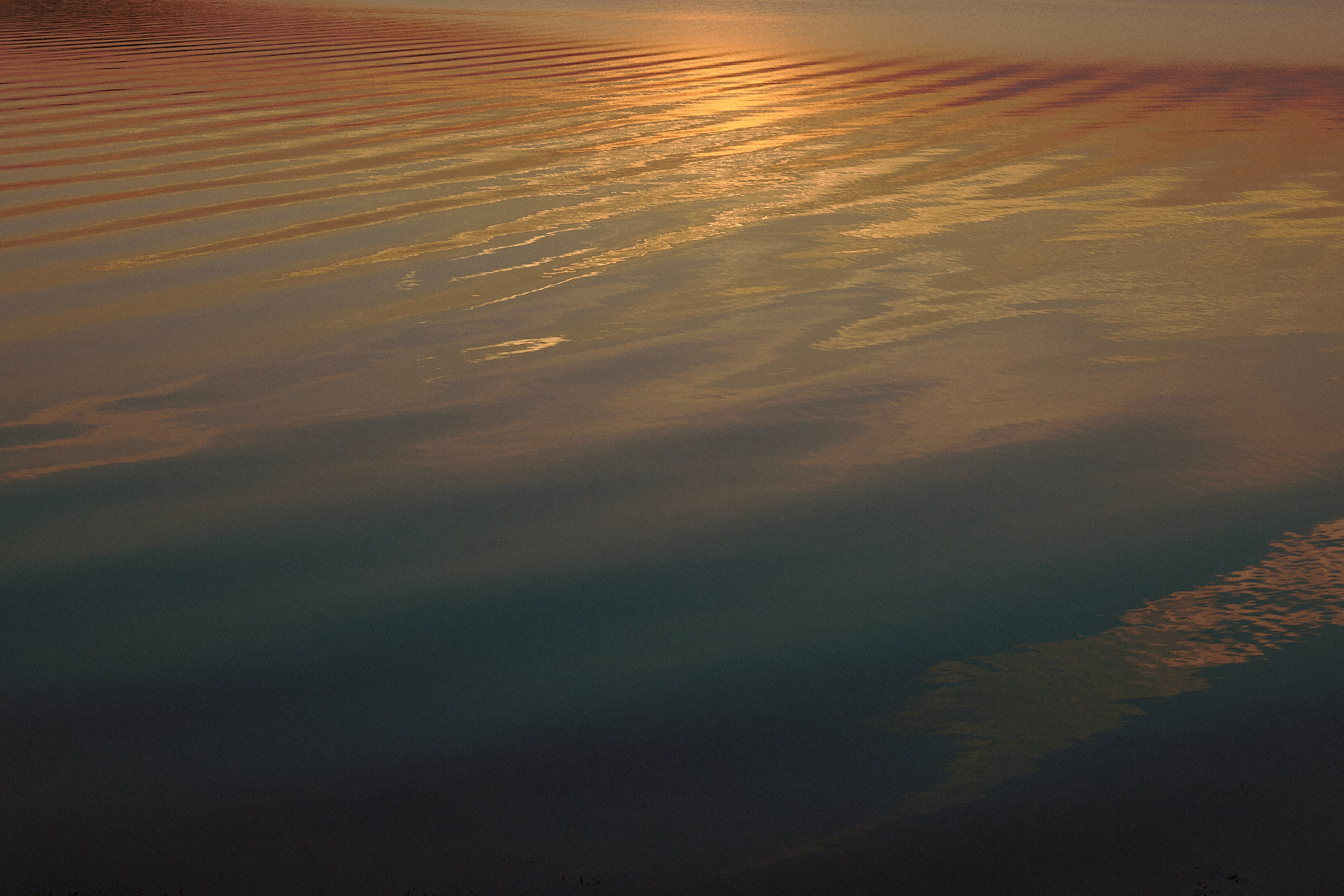 Reisefotografie: Wellen treffen auf die felsige Küste von Tjörn, fotografiert von David Altrath