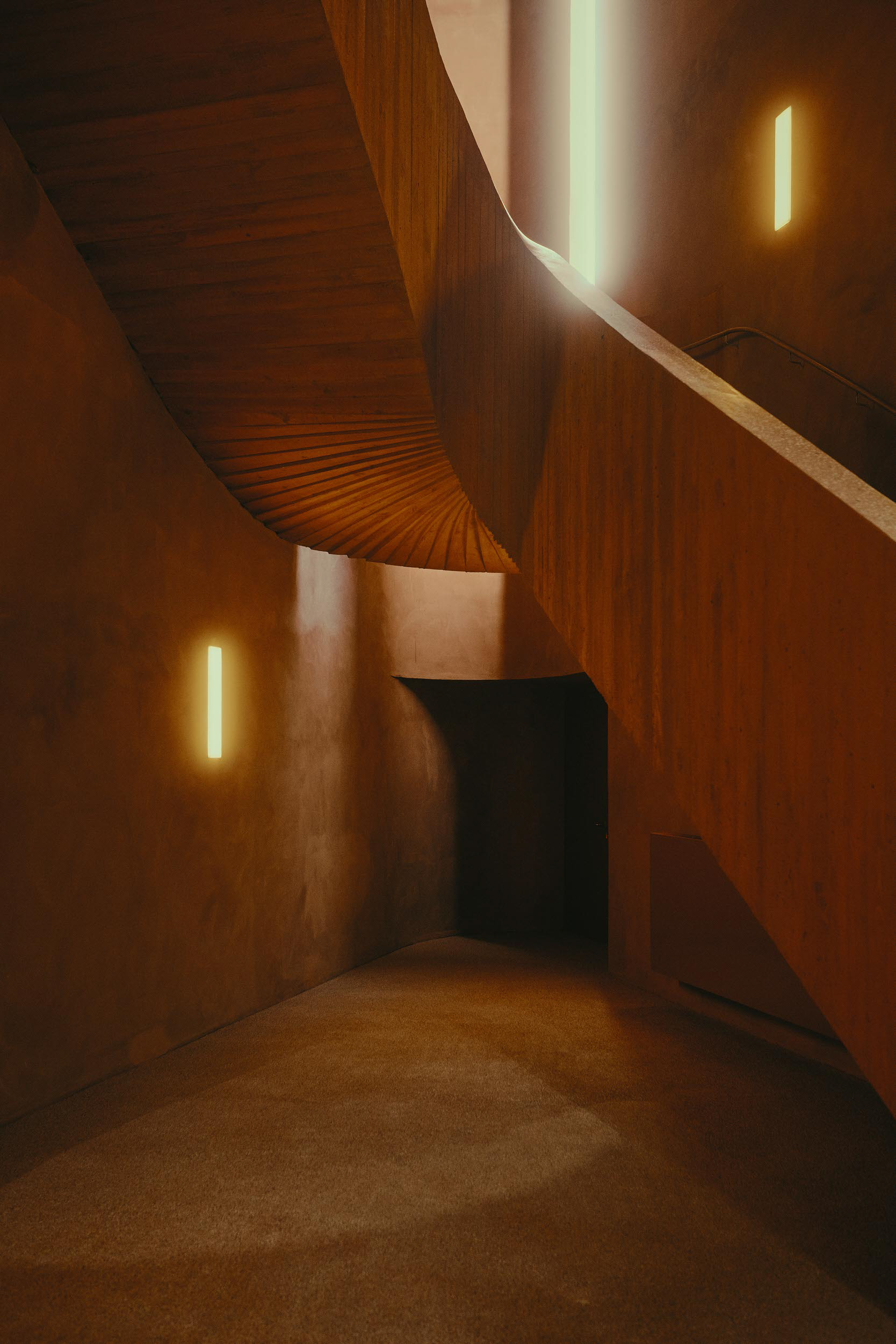 David Altrath präsentiert das Betontreppenhaus des Museum Küppersmühle in minimalistischem Stil