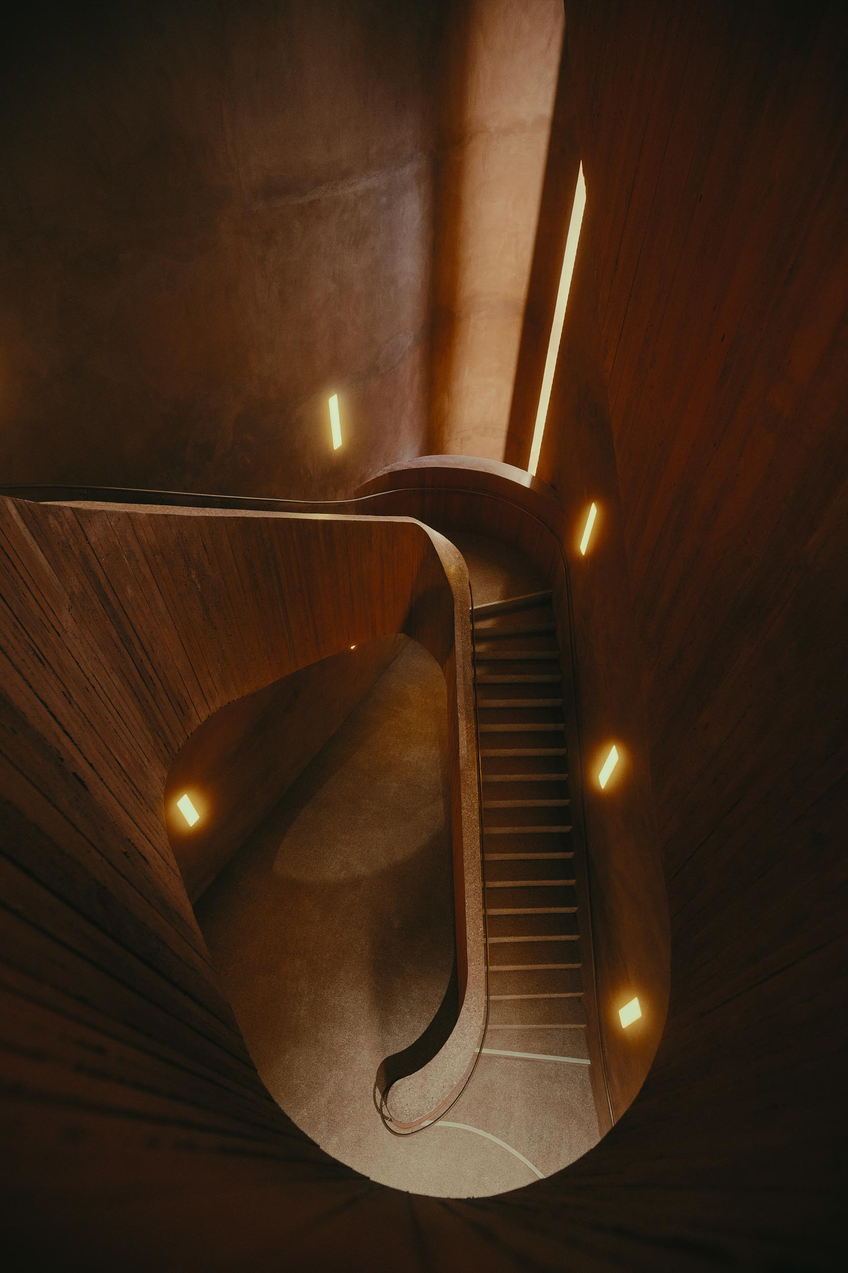 Präzise Architekturfotografie von David Altrath: Rotes Treppenhaus im Museum Küppersmühle.