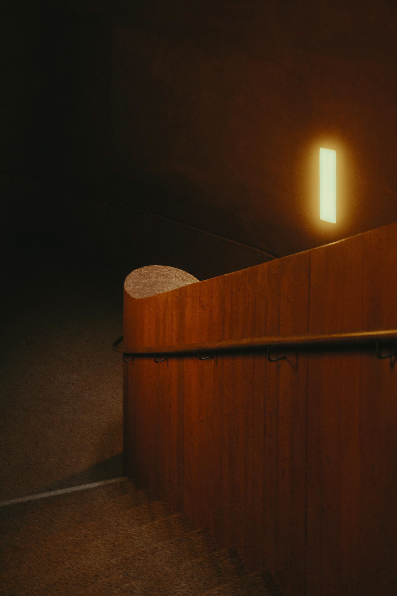 Architekturfotografie von David Altrath: Detailaufnahme der roten Betontreppe im Museum Küppersmühle.