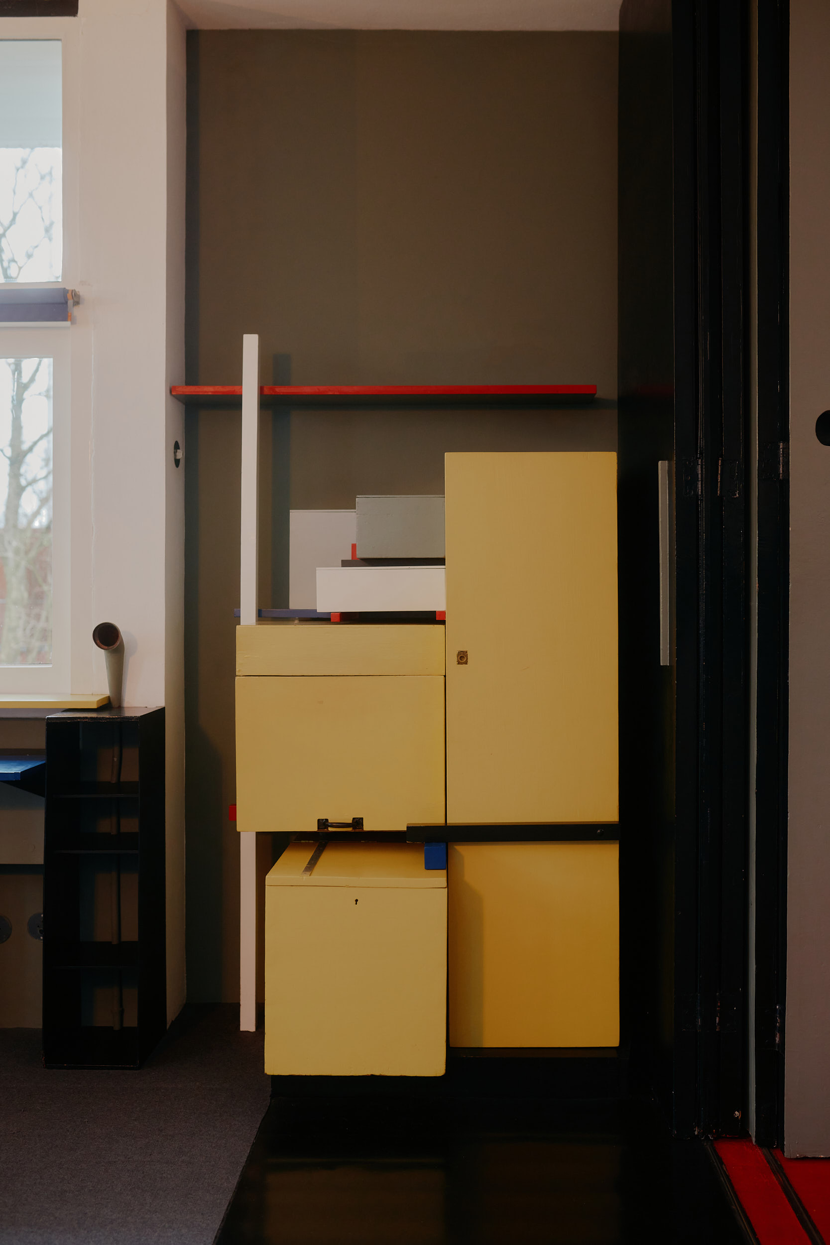 Rot, Blau und Gelb – die De Stijl Farbgestaltung im Rietveld Schröder Haus dokumentiert