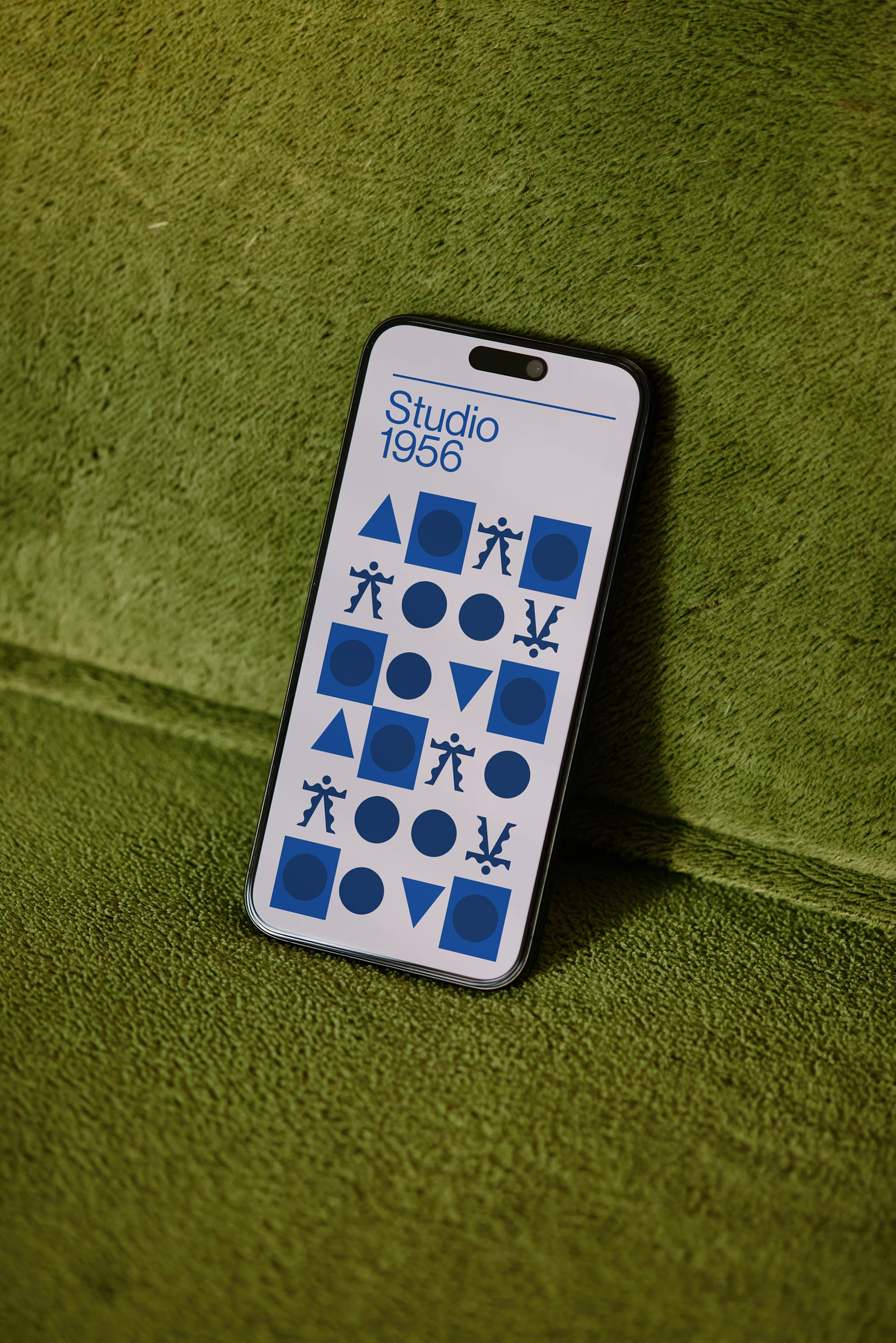 Hochwertige Still Life Aufnahme eines Mockups auf grüner Textur, Studiofotografie von David Altrath.