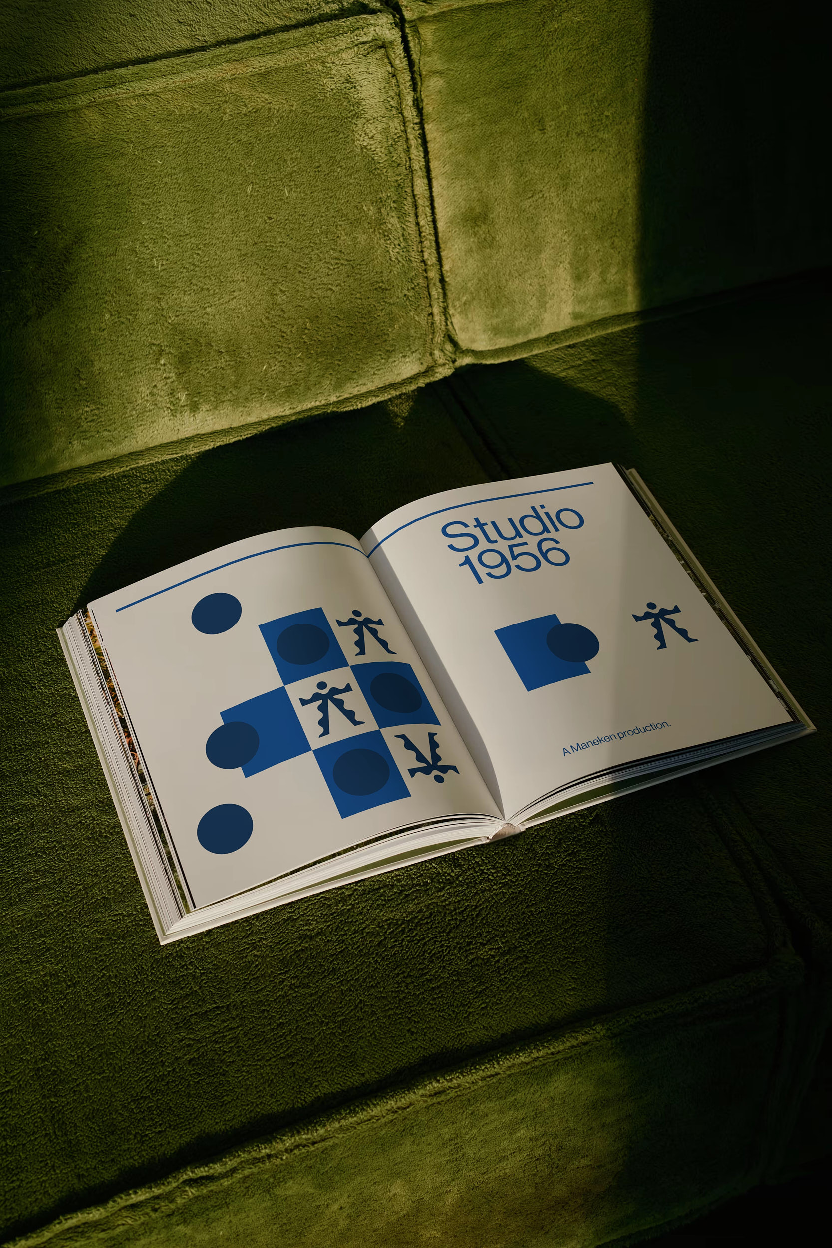 Produktfotografie mit natürlichem Licht: Poster-Motiv „Studio 1956“ von MANEKEN auf Samtsofa.