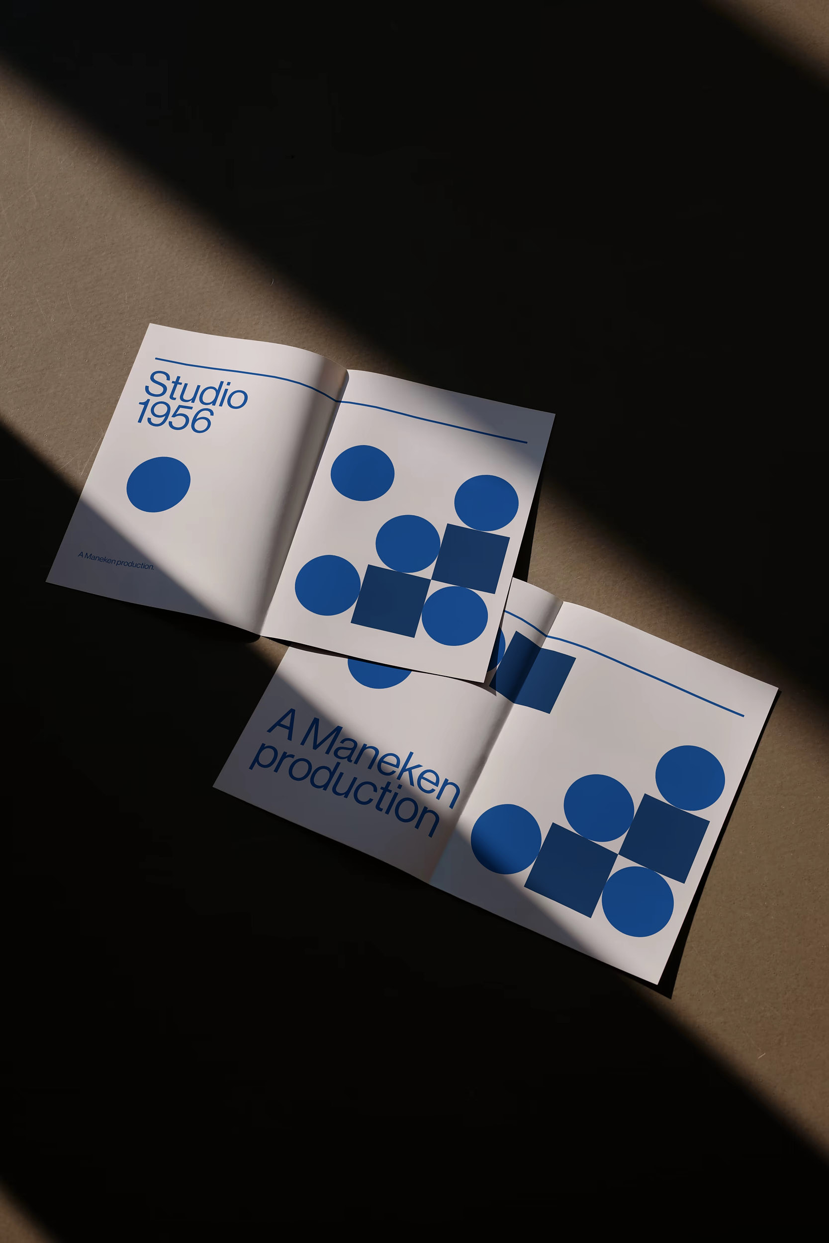 Druck-Mockup inszeniert mit Stofftextur und Tageslicht, fotografiert in Hamburg.