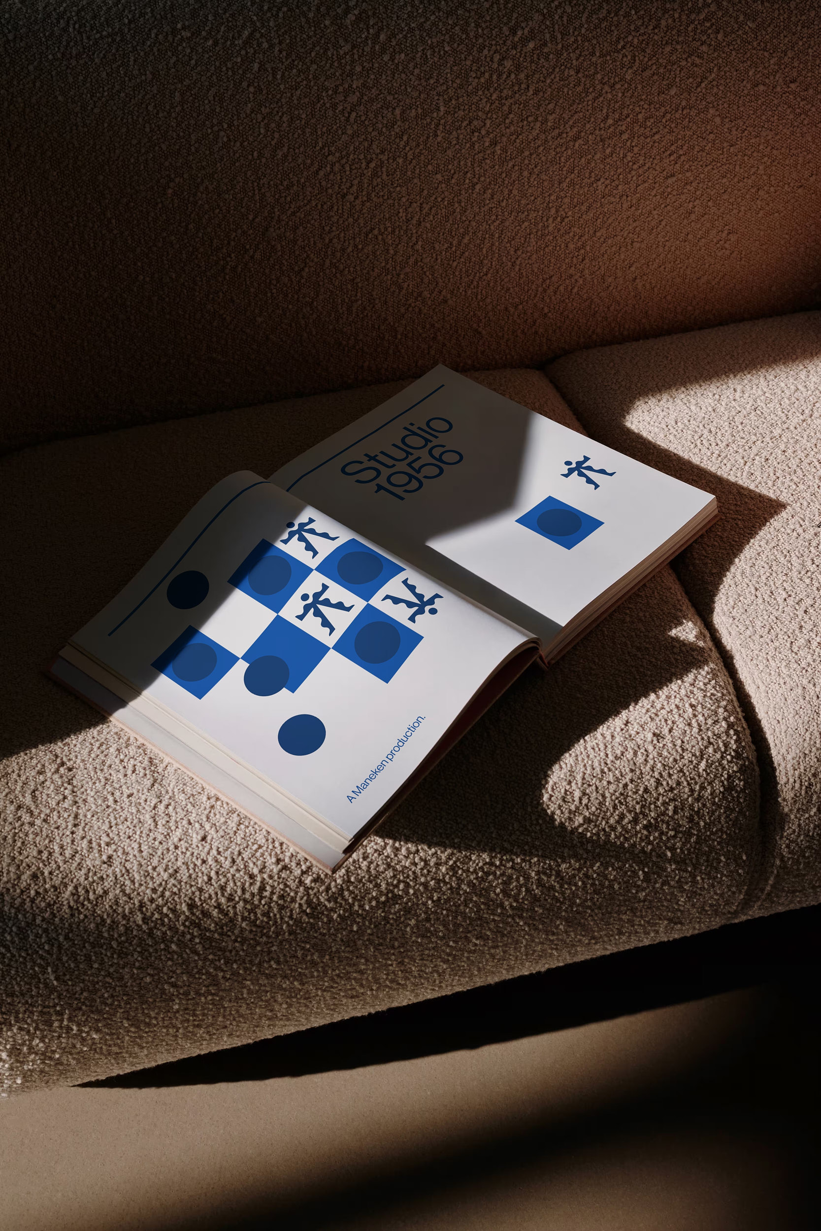 Druck-Mockup inszeniert mit Stofftextur und Tageslicht, fotografiert in Hamburg.