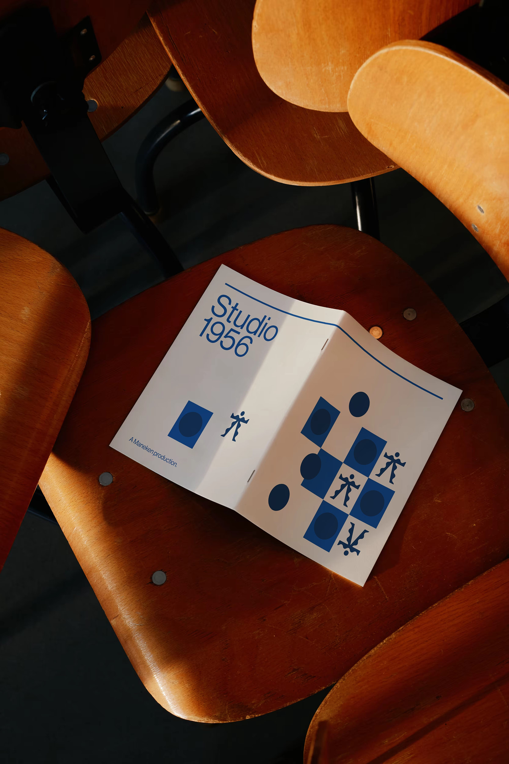 Editorial Mockup-Fotografie für die Präsentation von Printlayouts.