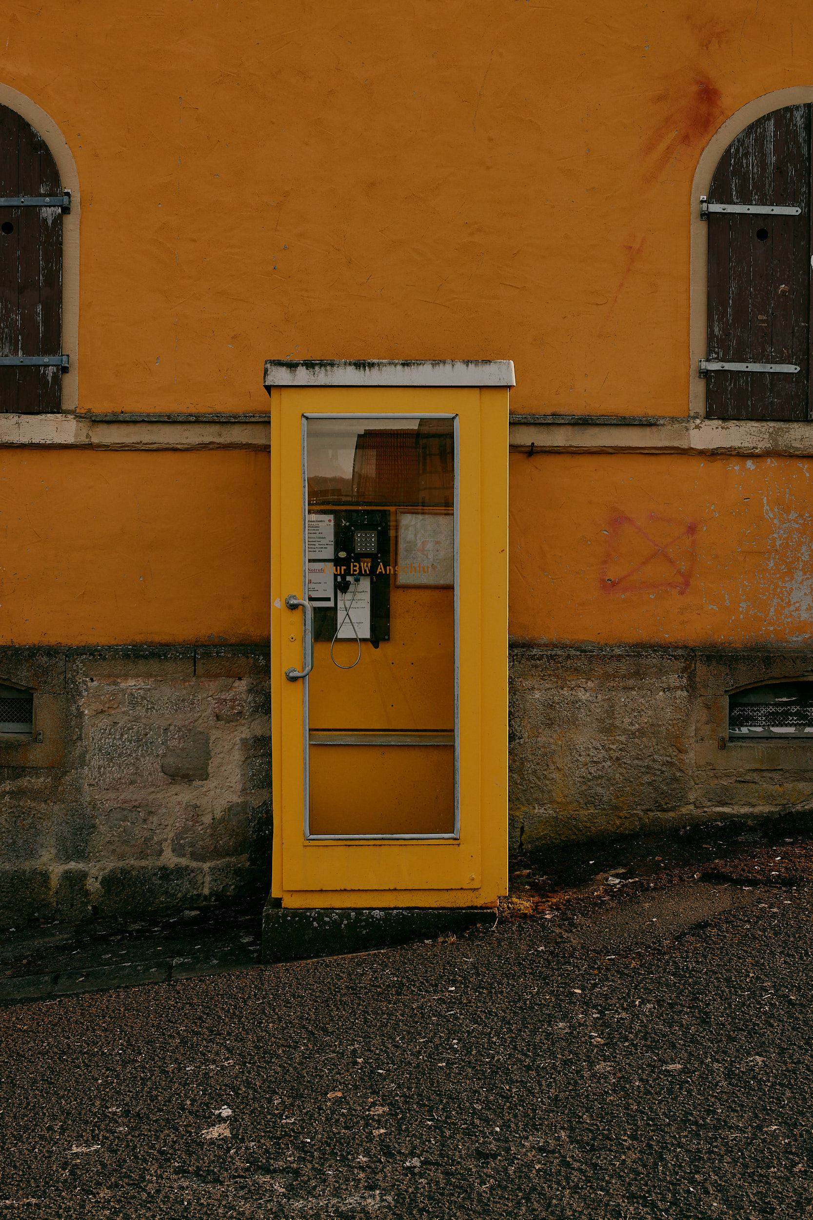 Architekturfotografie von David Altrath: verlassene Wohnhäuser im Bundeswehrdorf Bonnland.
