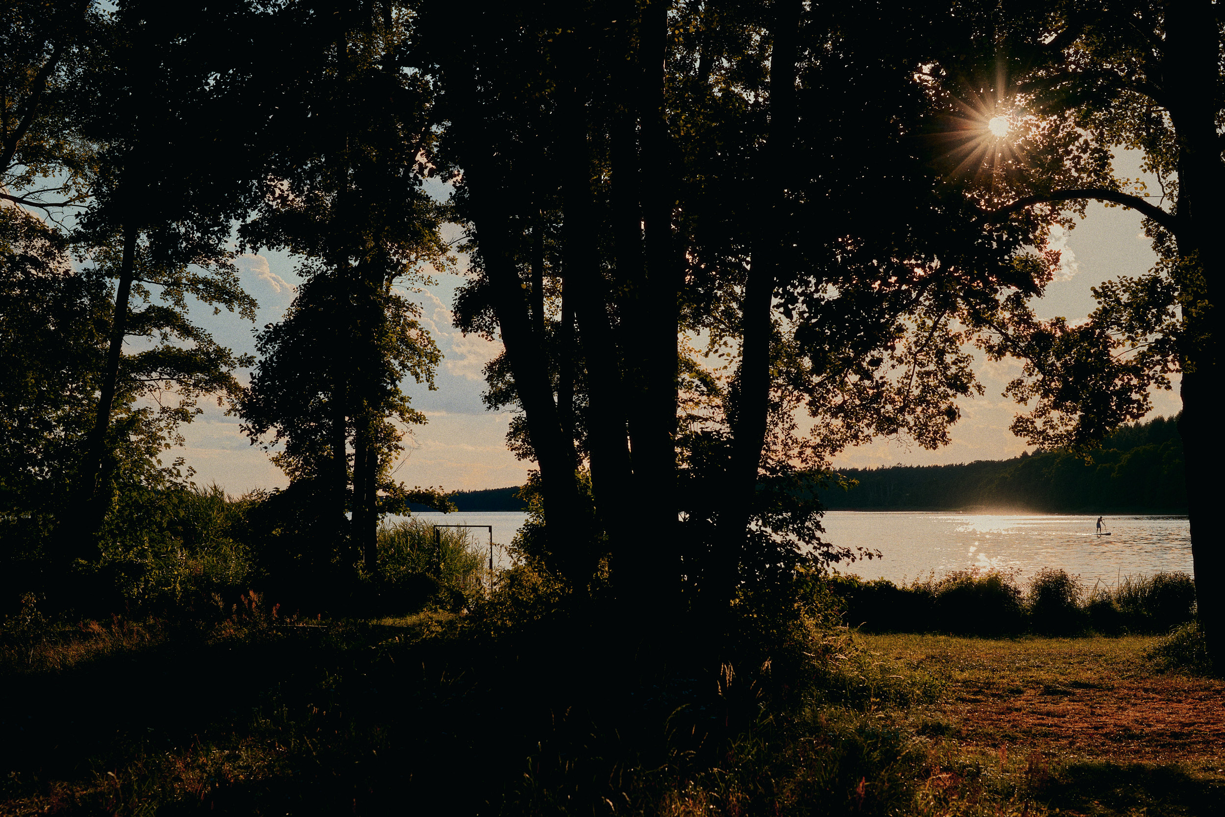 David Altrath kombiniert Architektur- und Reisefotografie: Cabins der Raus Lodge am See vor nebeliger Morgenstimmung in der Elbtalaue.