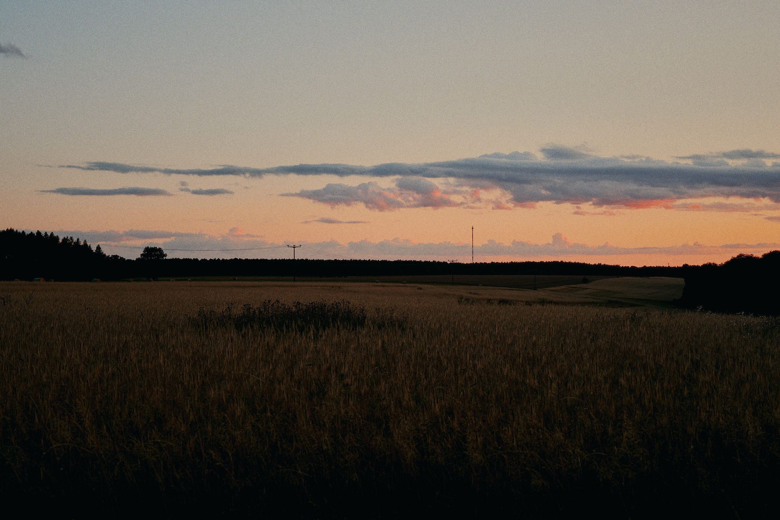 David Altrath photographs the minimalist architecture of Raus cabins at sunset – Brandenburg travel and landscape photography.