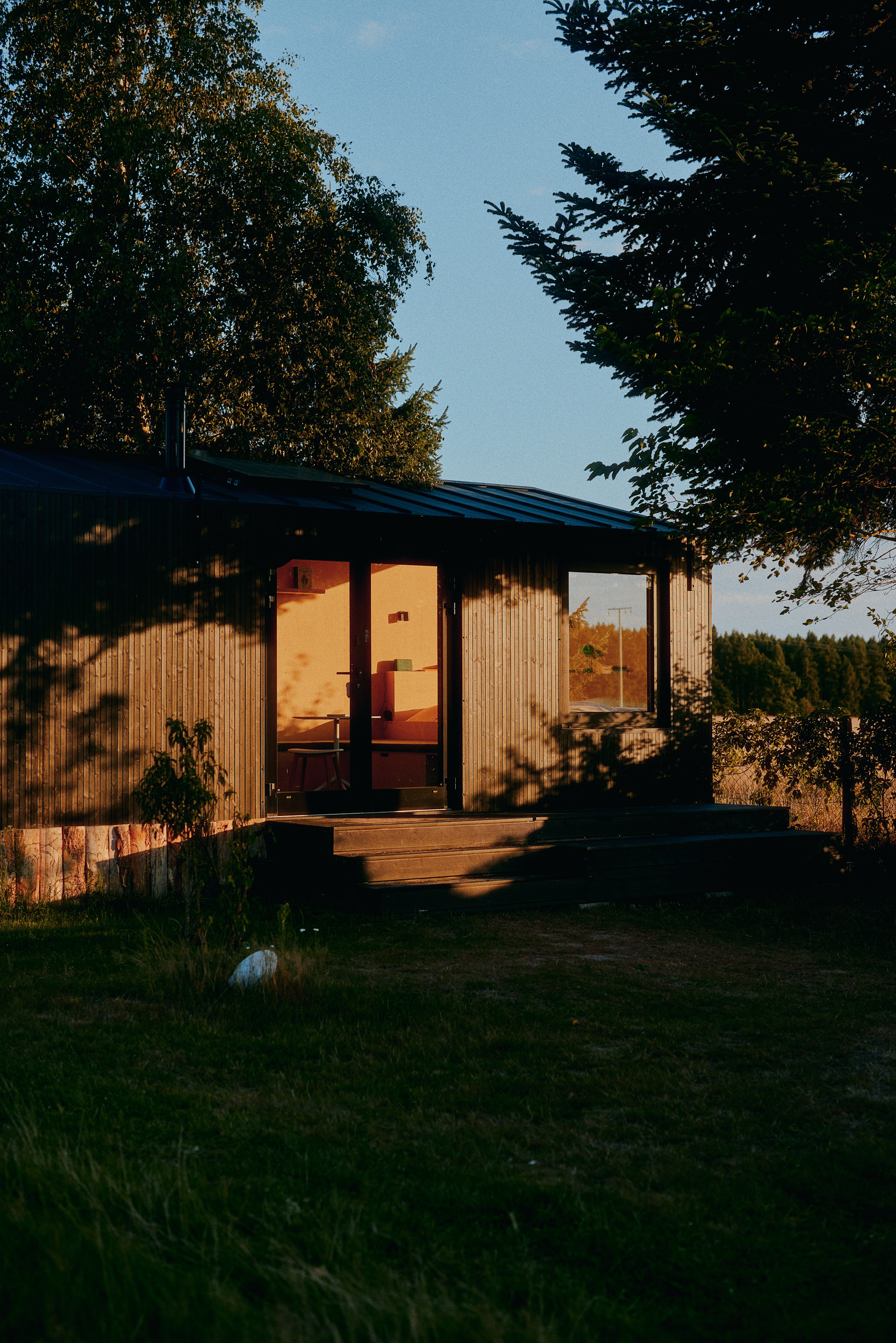 David Altrath photographs the minimalist architecture of Raus cabins at sunset – Brandenburg travel and landscape photography.