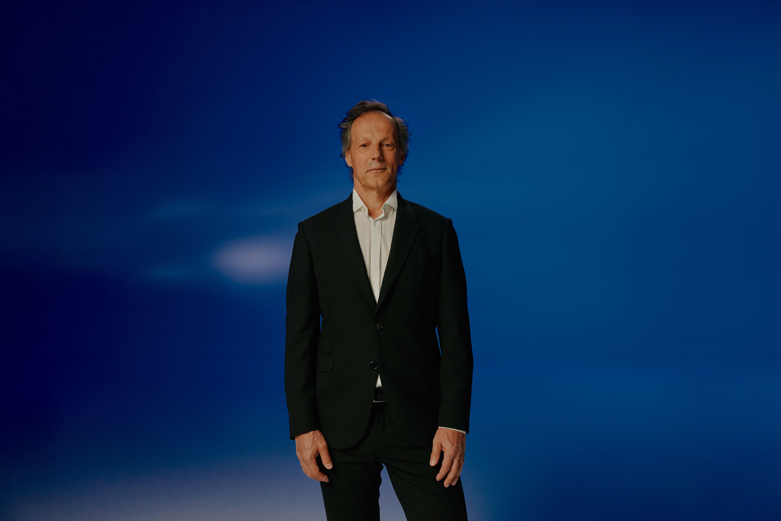 Authentisches Arztportrait mit moderner Studioästhetik