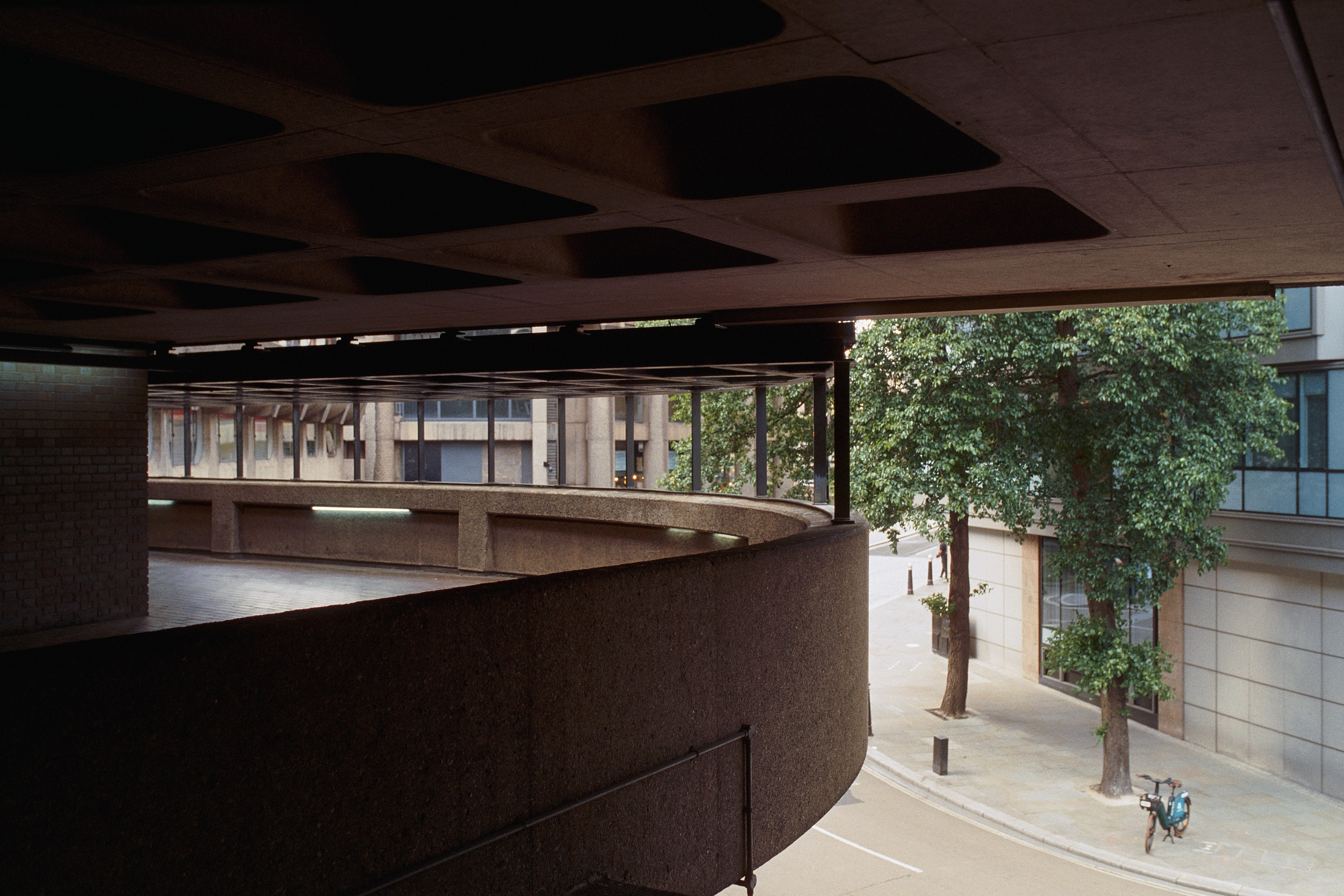Architekturfotografie eines Barbican-Korridors von David Altrath.