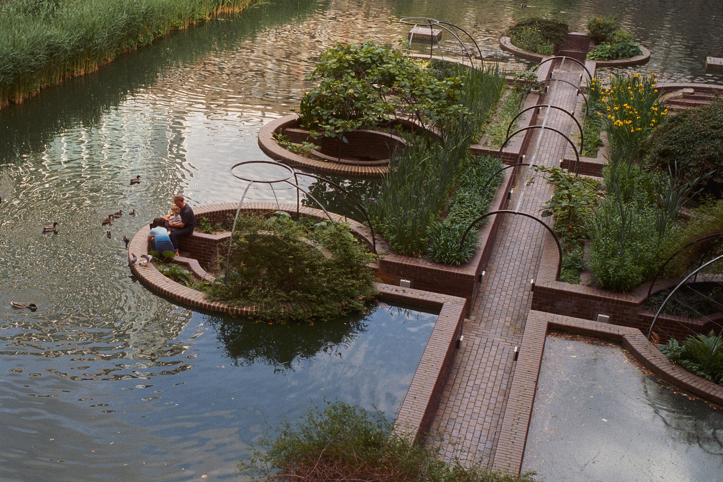 Wasserflächen und Wege im Barbican fotografisch festgehalten von David Altrath.