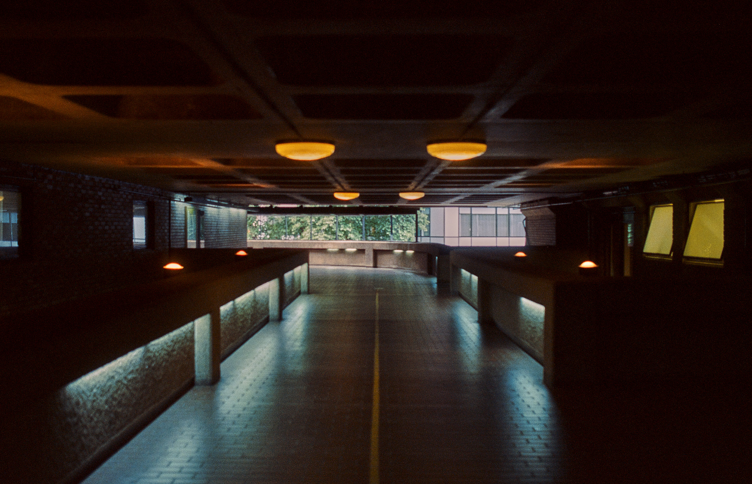 Symmetrische Komposition eines Barbican-Aufgangs von David Altrath.