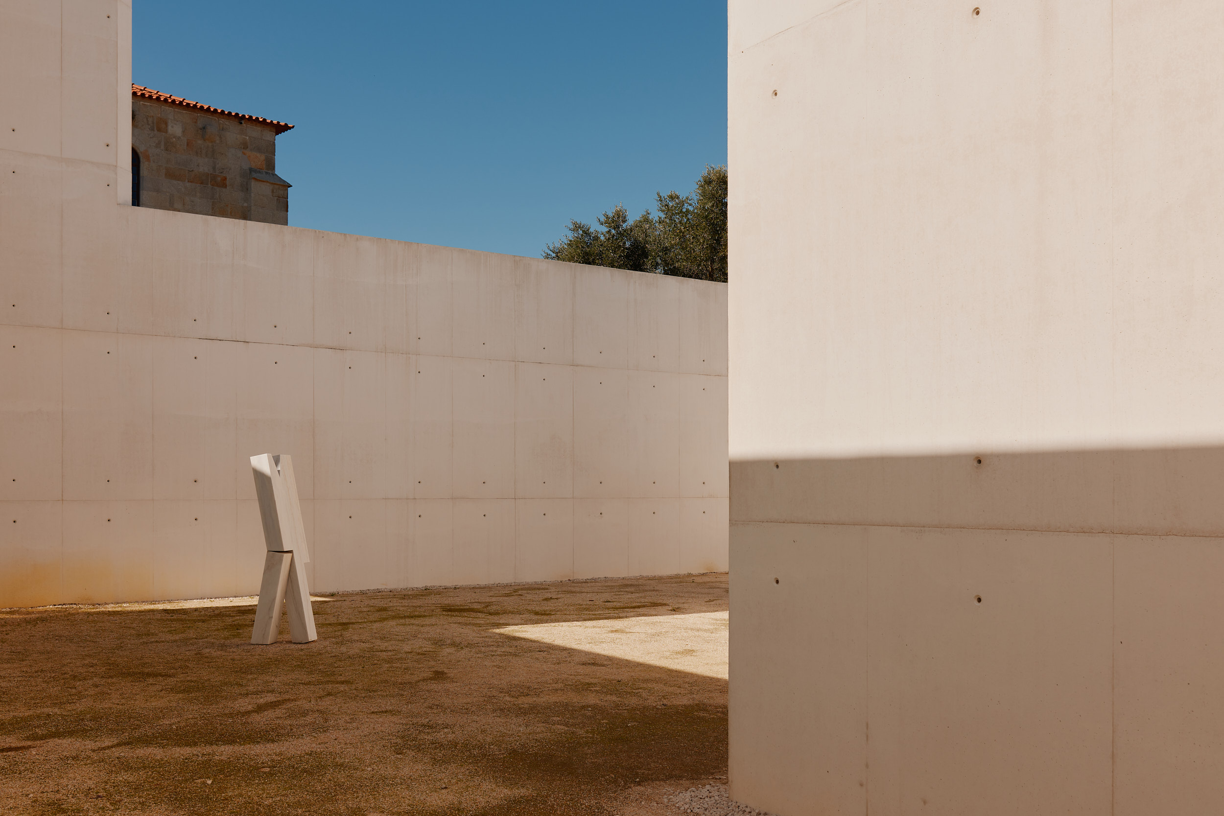 Fotokunst von David Altrath zeigt die Architektur des Monastery of Leça do Balio in präzisem Licht