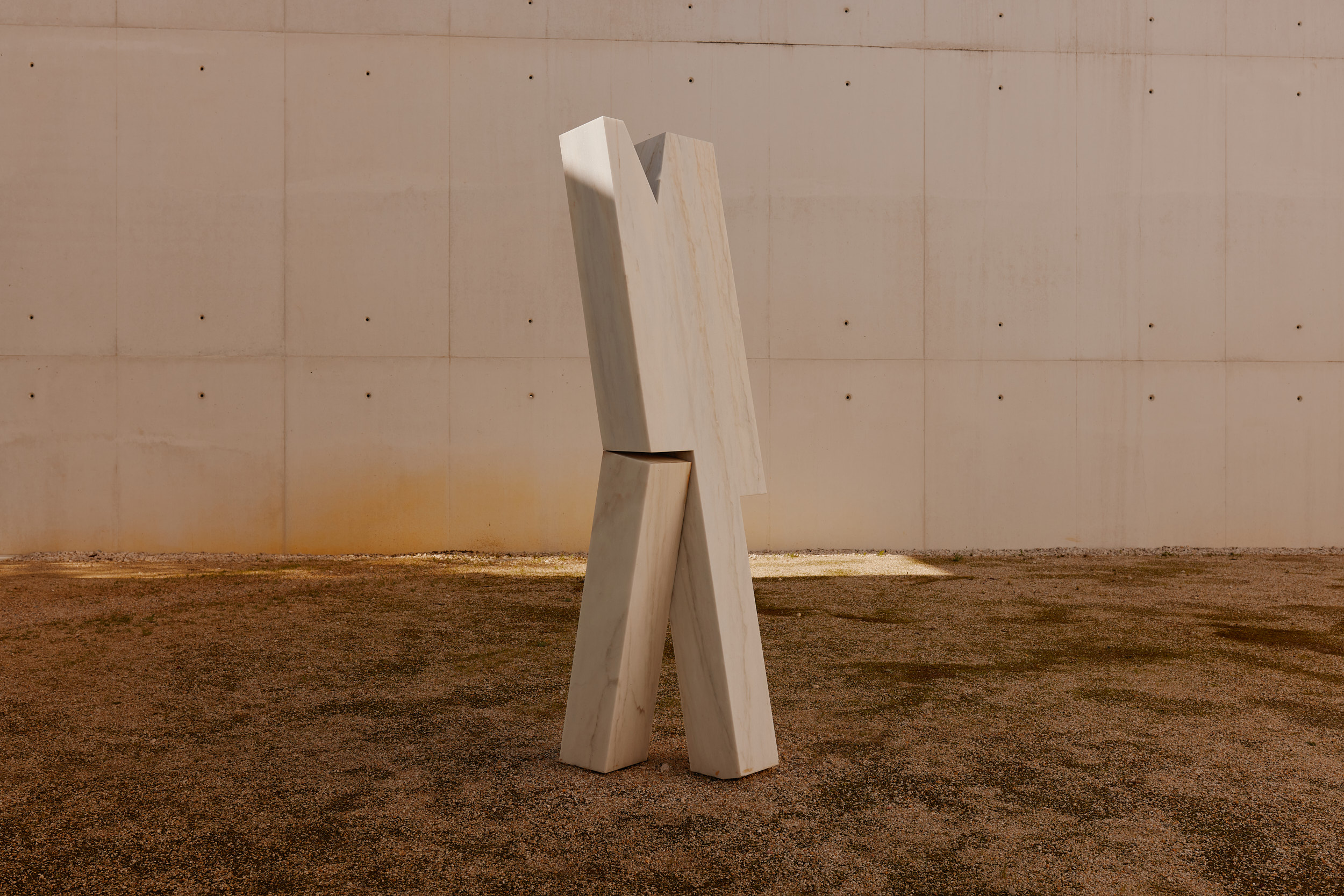 Skulptur „Wayfarer“ im Neubau Leça do Balio – fotografiert von David Altrath