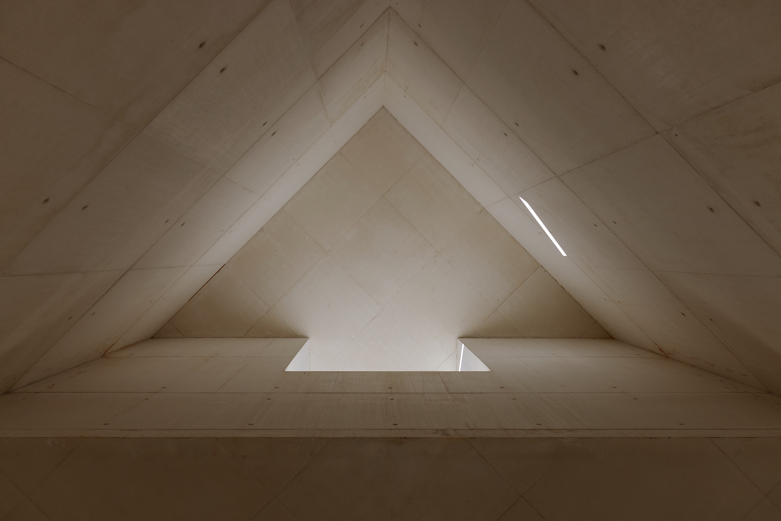 Künstlerische Innenraumfotografie mit Betontexturen und Tageslicht – Foto von David Altrath