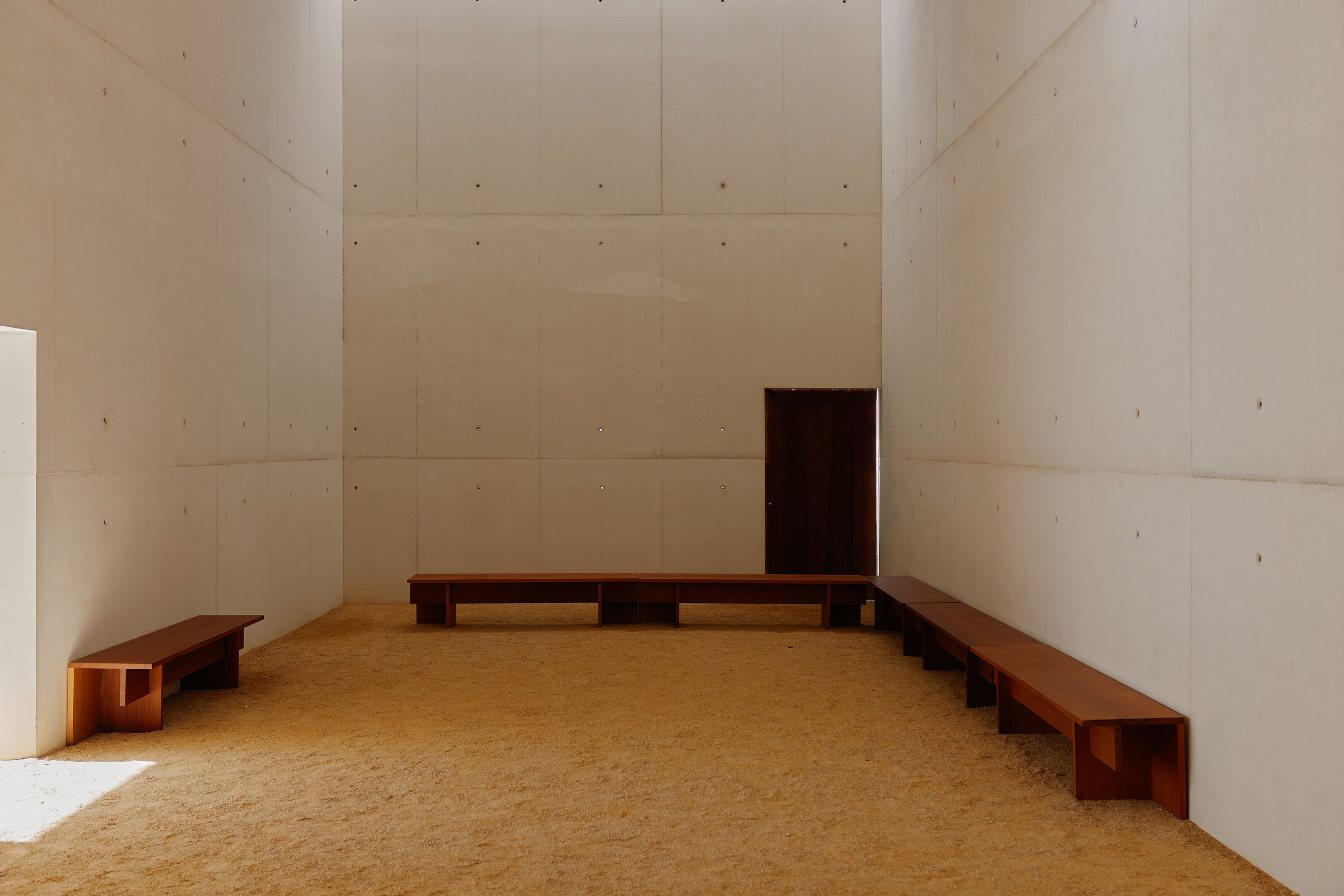 Licht und Material im Innenraum des Álvaro-Siza-Baus – Interiorfotografie von David Altrath