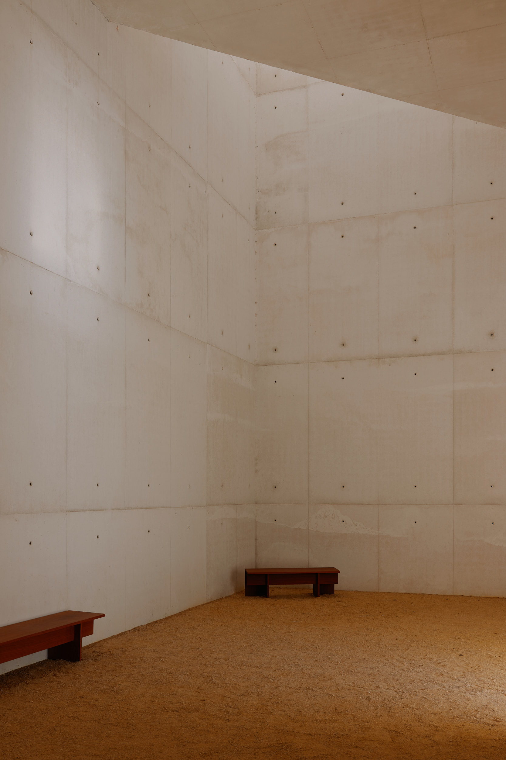 Sanftes Tageslicht auf weißen Betonflächen, festgehalten von David Altrath