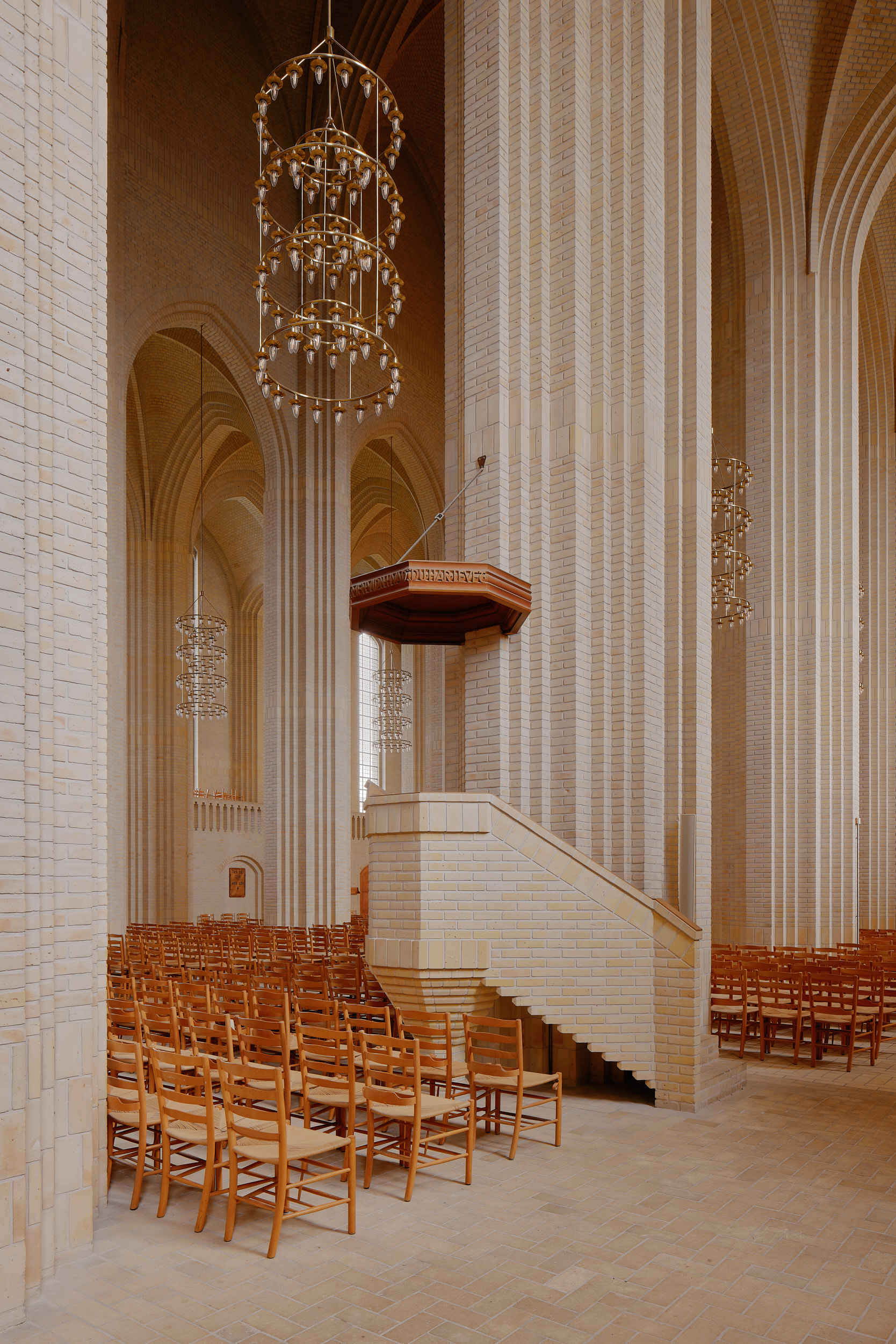 Kircheninterieur der Grundtvigs Kirke mit Fokus auf Raumhöhe, Licht und Backstein