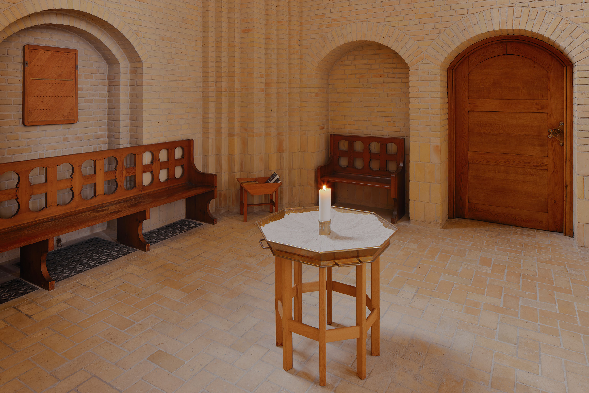 Raum und Stille im Innenraum der Grundtvigs Kirke, fotografisch festgehalten