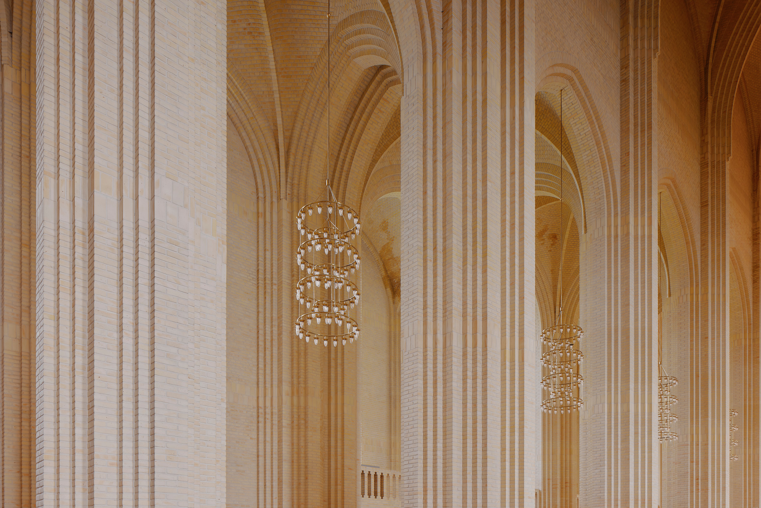 Architekturfotografie des Innenraums der Grundtvigs Kirke, ruhig und reduziert