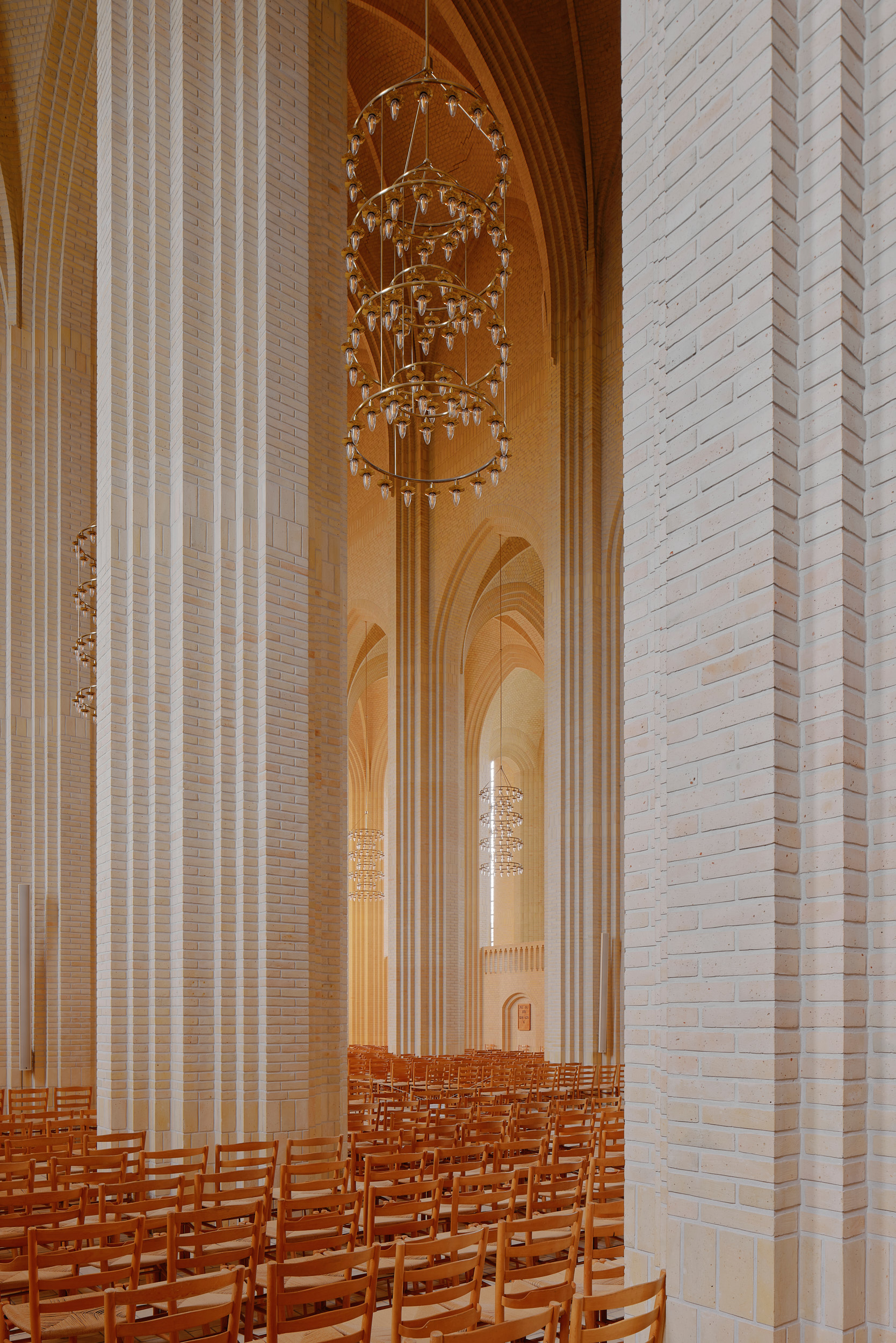 Innenarchitektur der Grundtvigs Kirke, fotografiert von Hamburger Interior- und Architekturfotograf