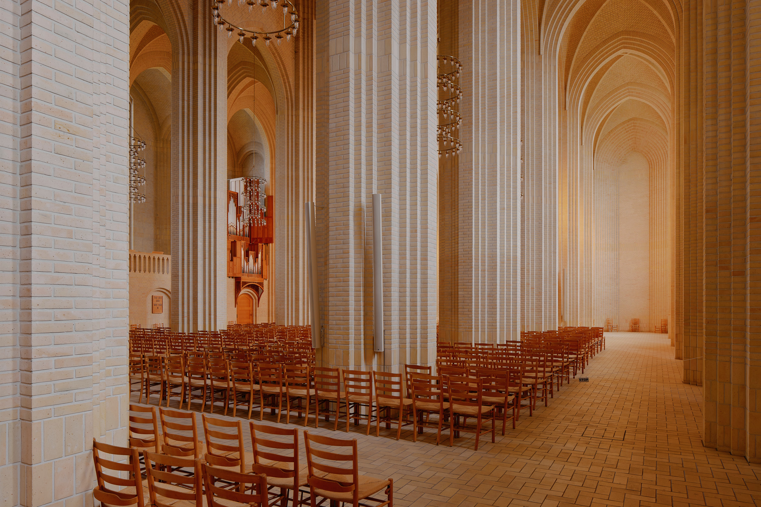 Raumtiefe und Textur im Innenraum der Grundtvigs Kirke