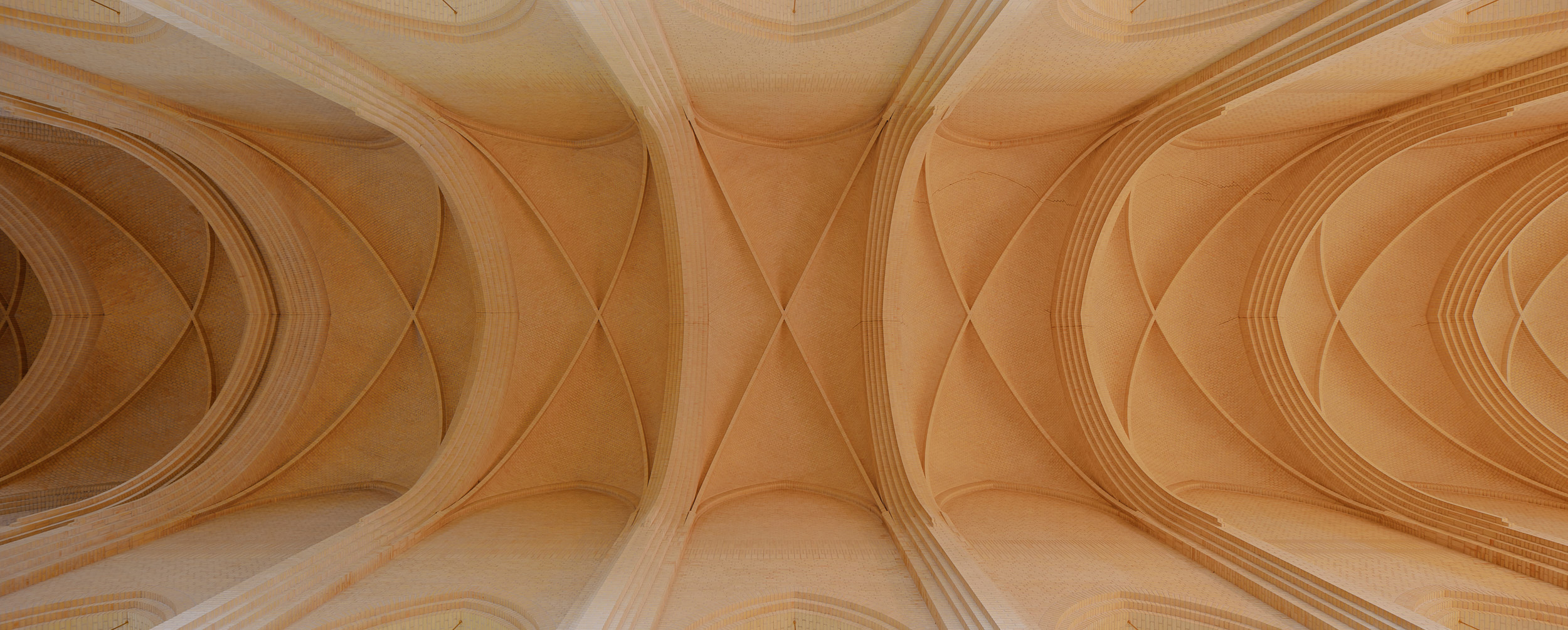 Innenraum der Grundtvigs Kirke in Kopenhagen mit Licht und Vertikalität, fotografische Arbeit von David Altrath