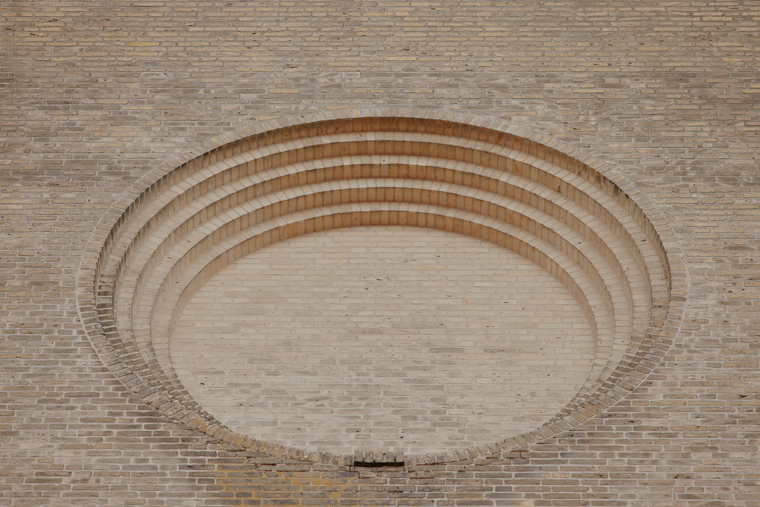 Grundtvigs Kirke in Kopenhagen, architekturfotografisch interpretiert von David Altrath mit Fokus auf Maßstab und Backstein