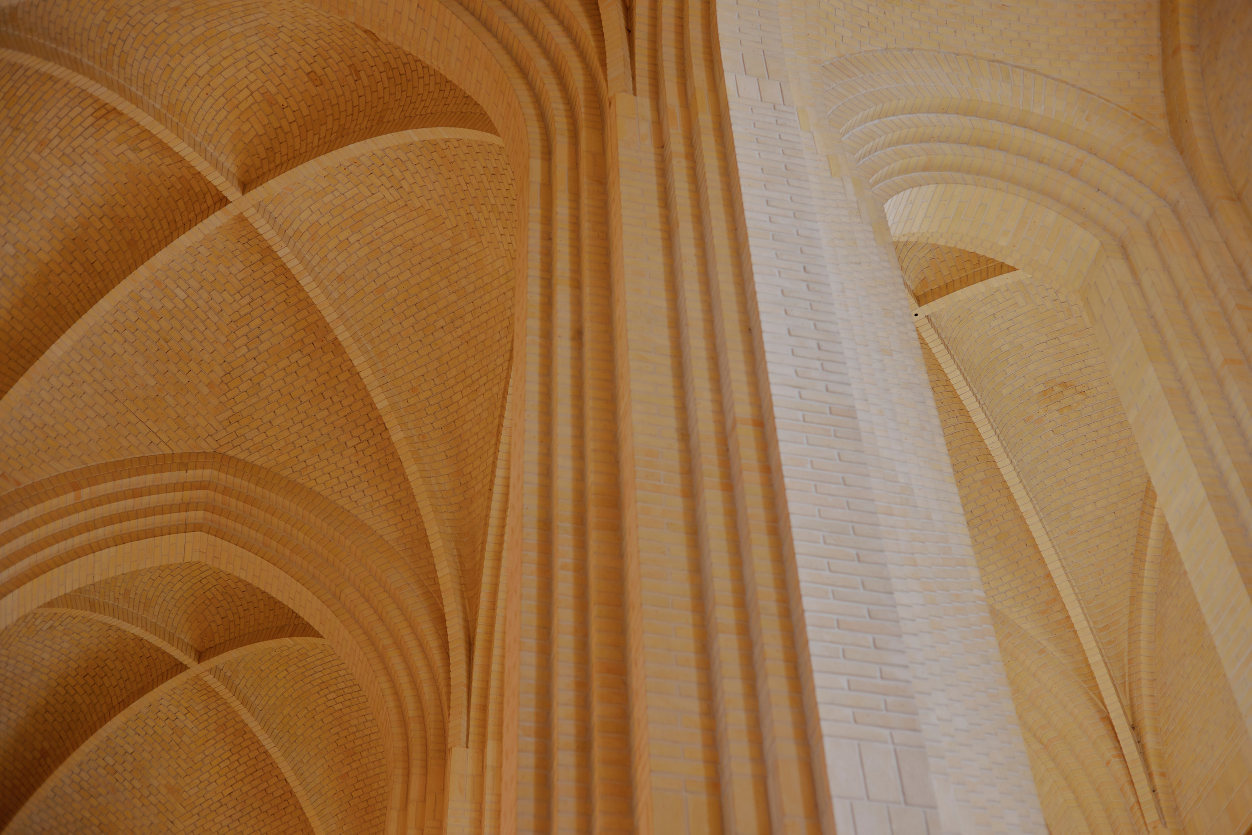 Innenraum der Grundtvigs Kirke in Kopenhagen, architekturfotografisch interpretiert von David Altrath