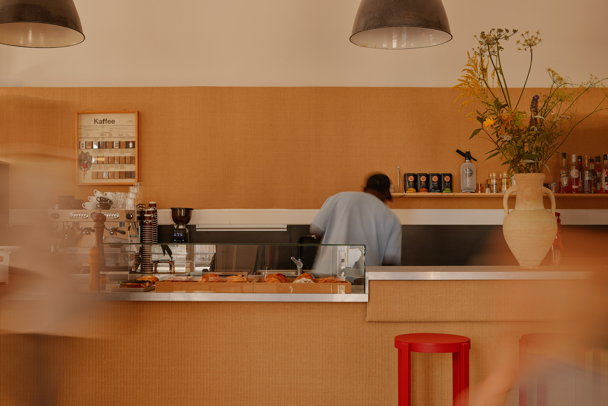 Interieurfotografie eines Restaurants mit warmen Farben und natürlichem Tageslicht