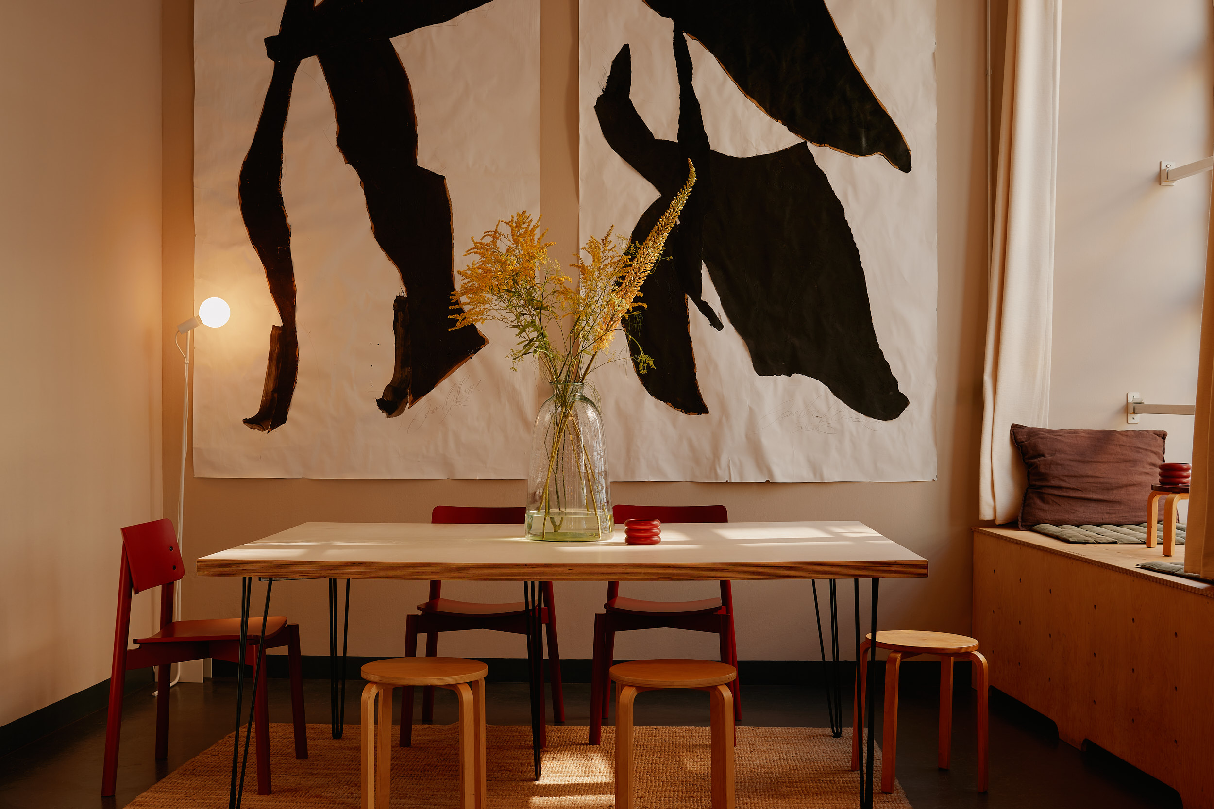 Fotografie eines Cafés mit natürlichem Licht und minimalistischer Gestaltung