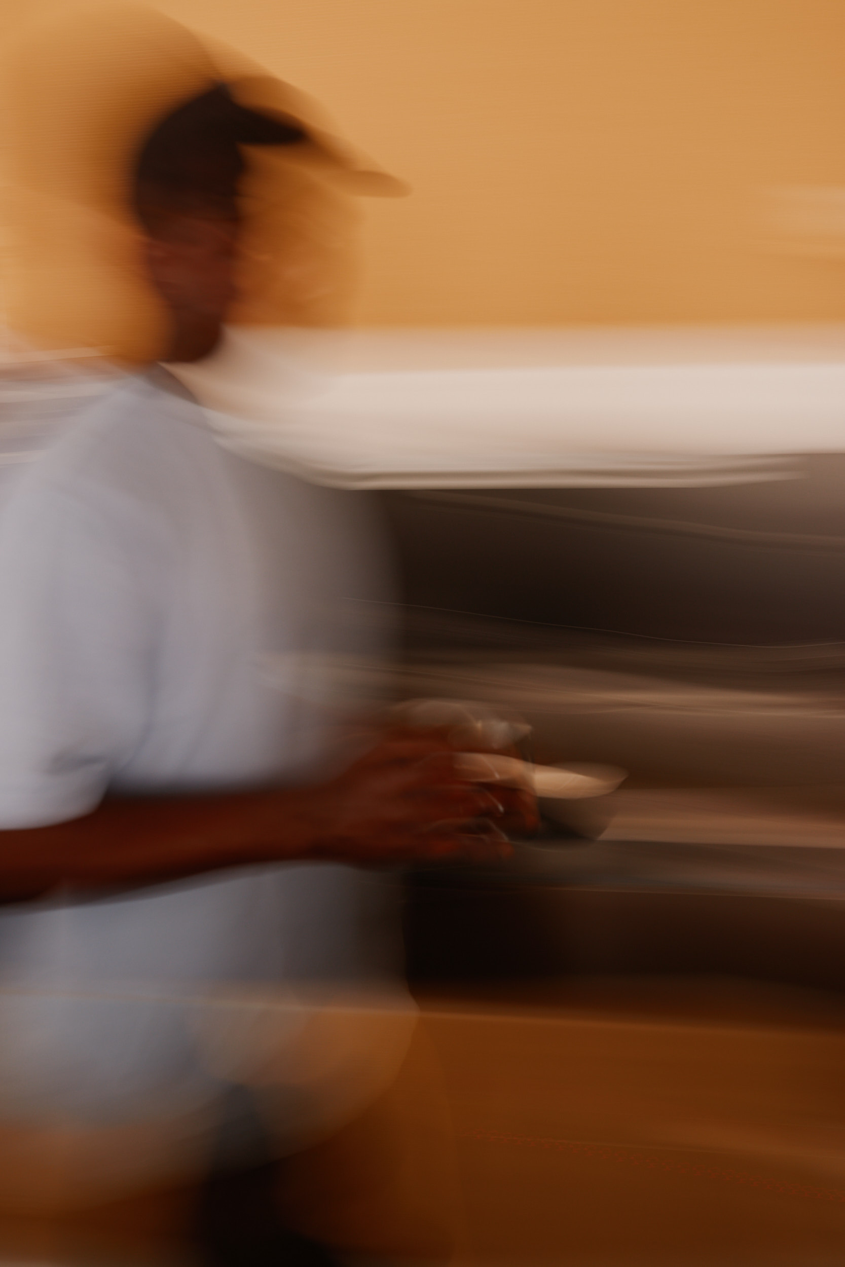 Detailorientierte Gastronomiefotografie mit Betonung von Material und Oberfläche