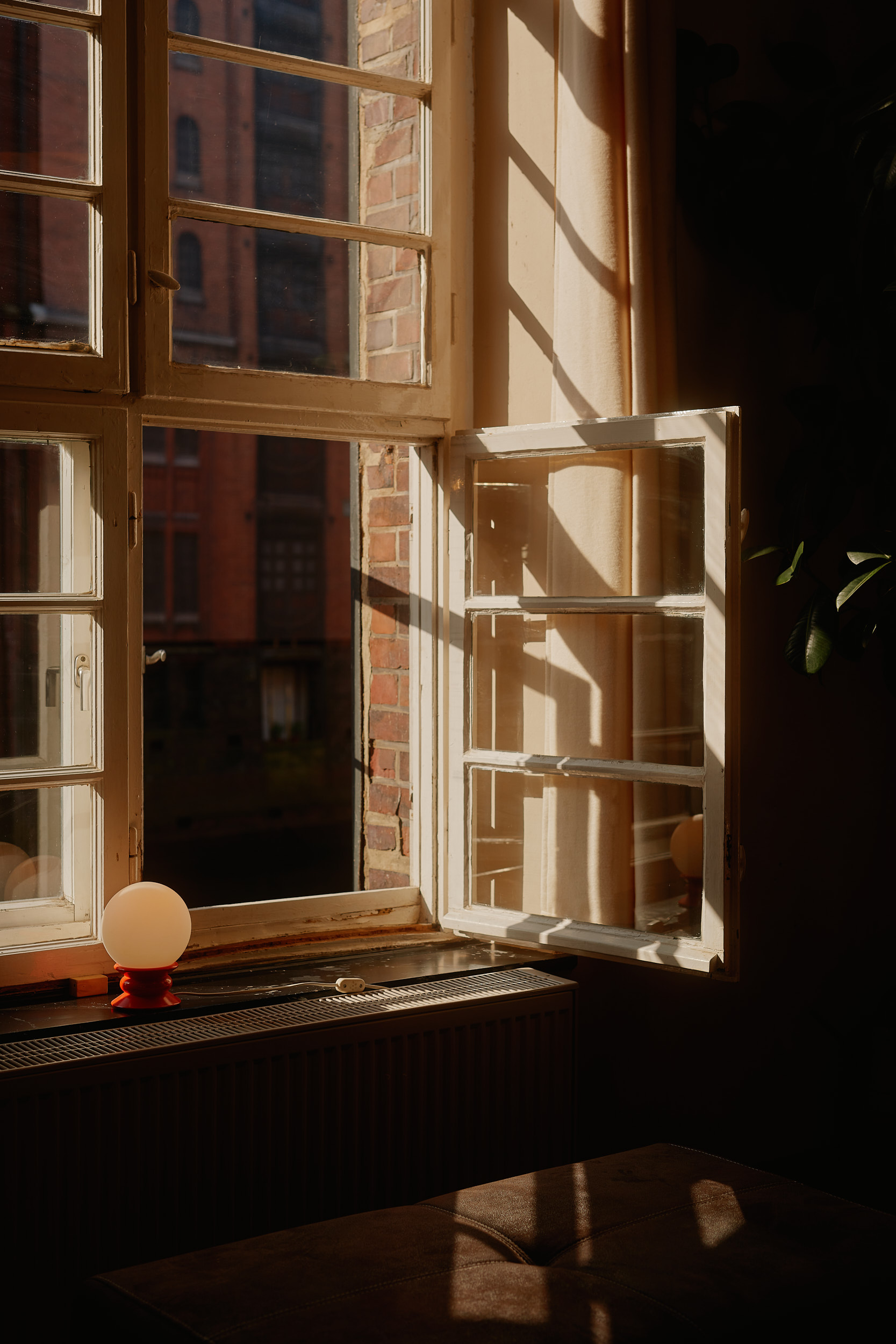 Café and food photography in a quiet, observational style