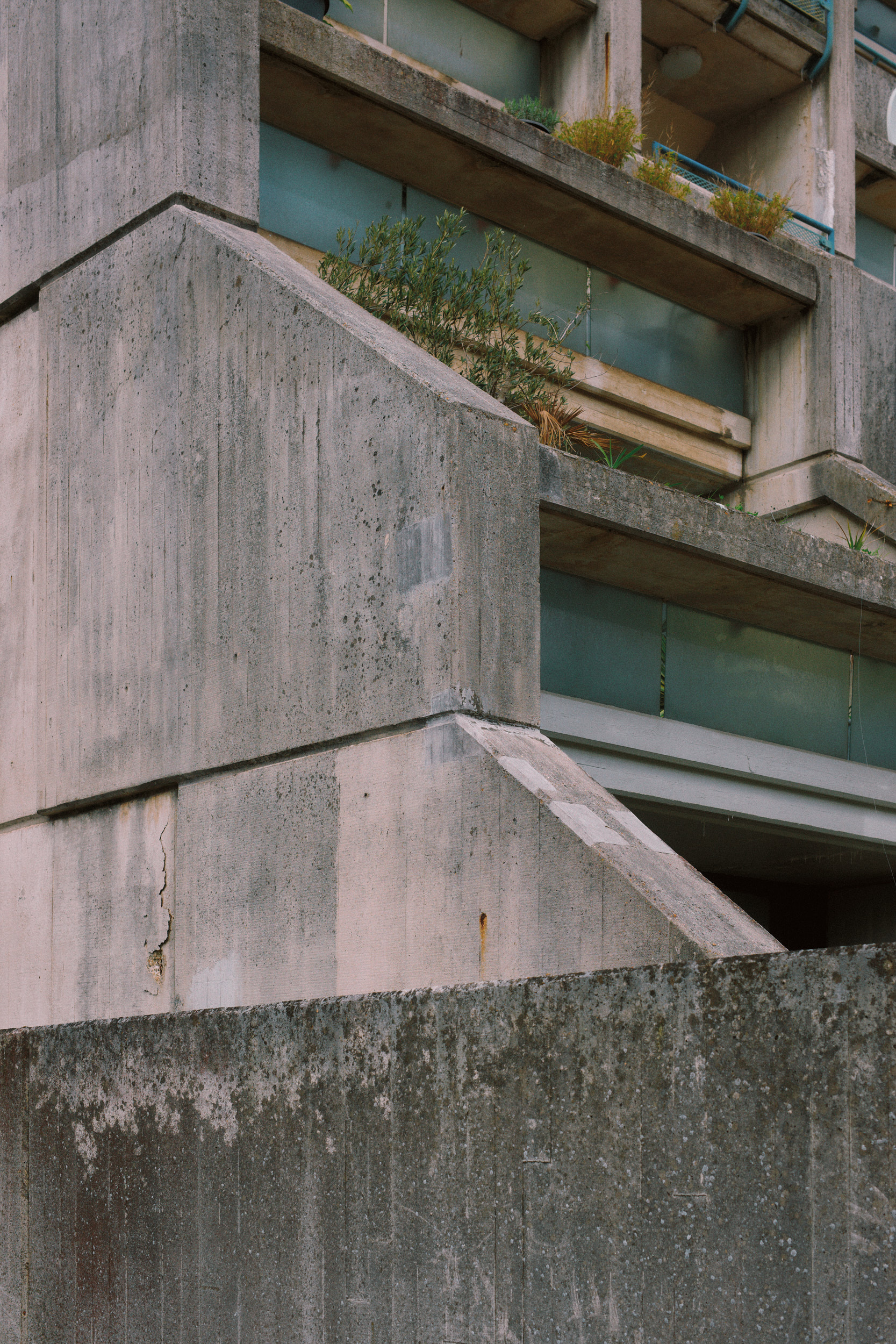 Architekturfotografie der erhöhten Wege am Alexandra Road Park