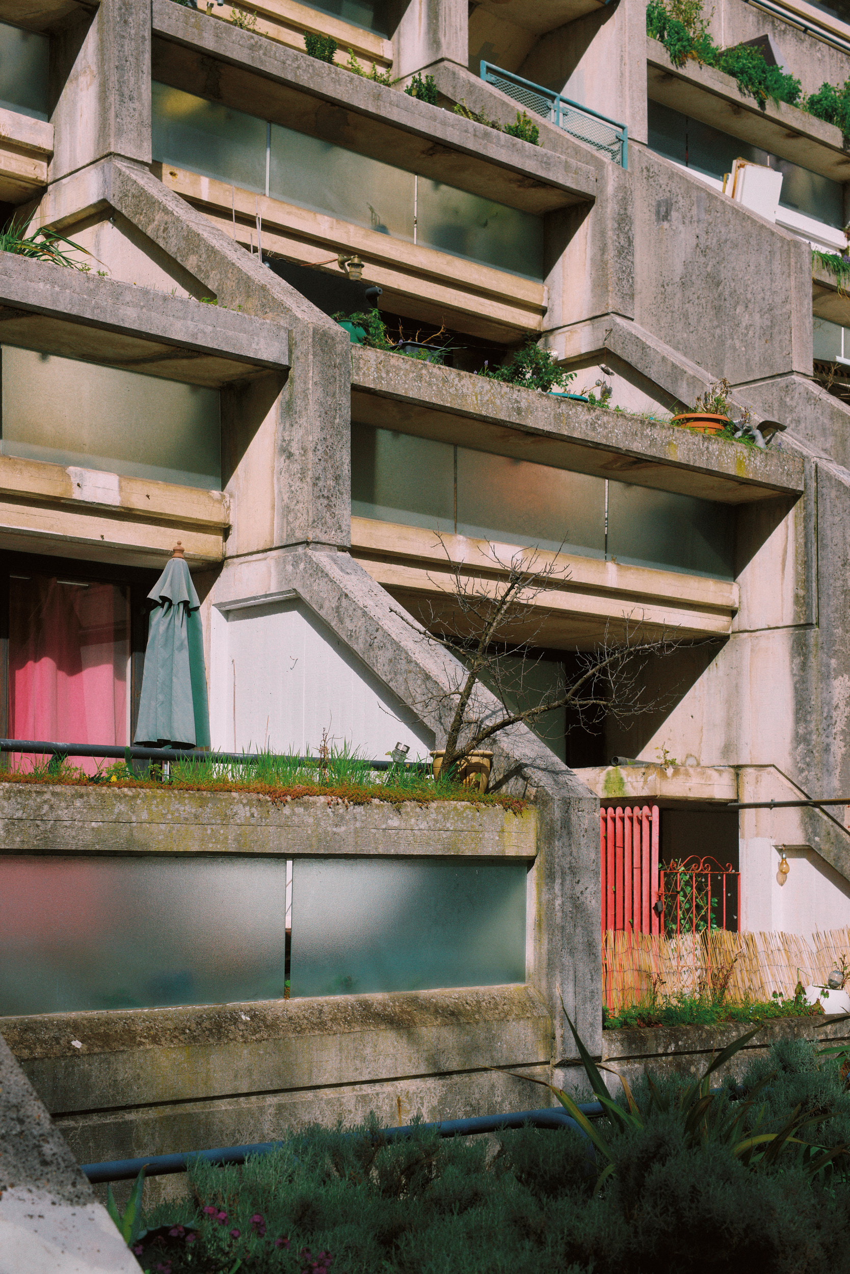 Erhöhte Erschließungswege im Alexandra Road Estate