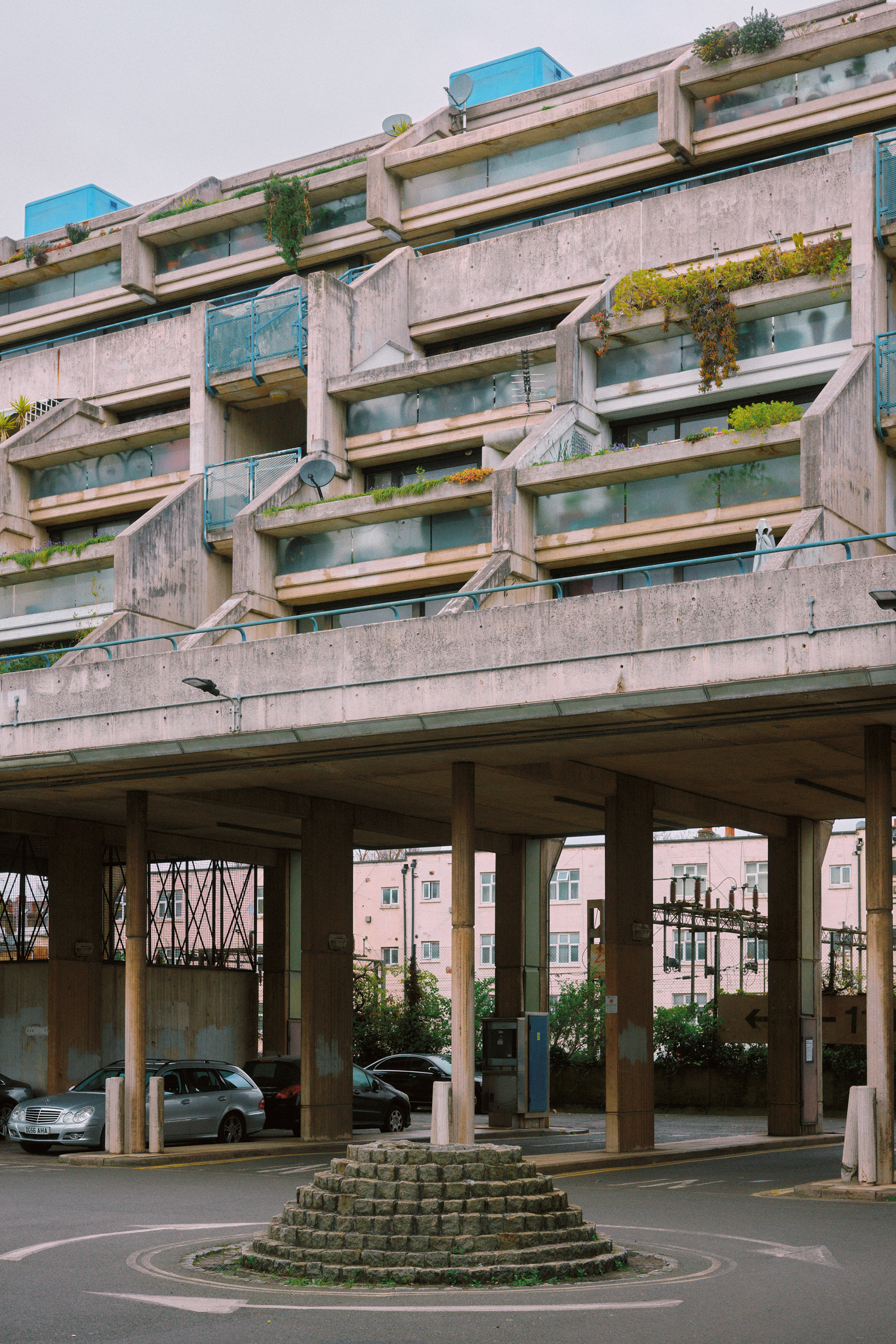 Betonstruktur und lineare Wegeführung am Alexandra Road Park