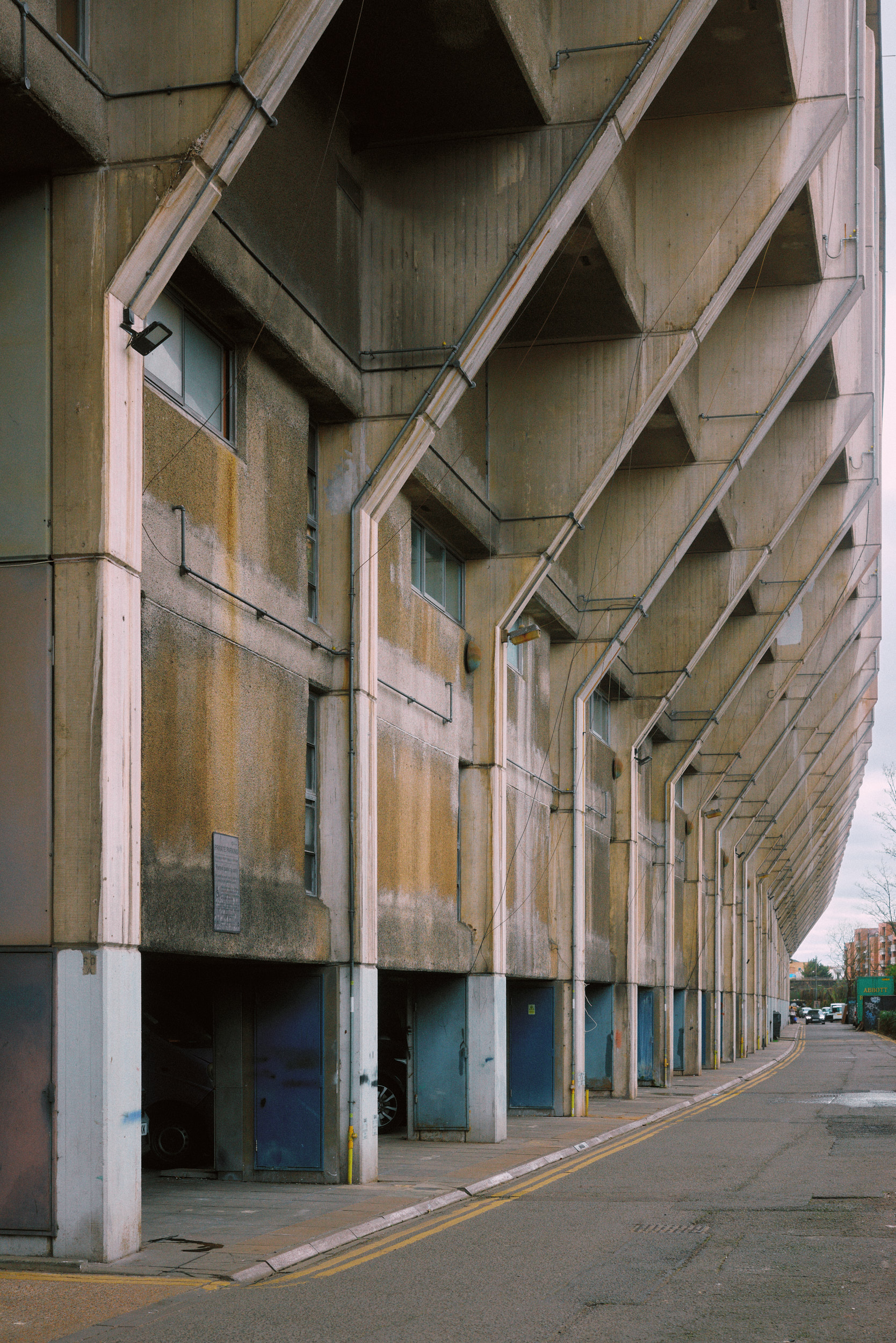 Blick entlang der erhöhten Wege im Alexandra Road Park