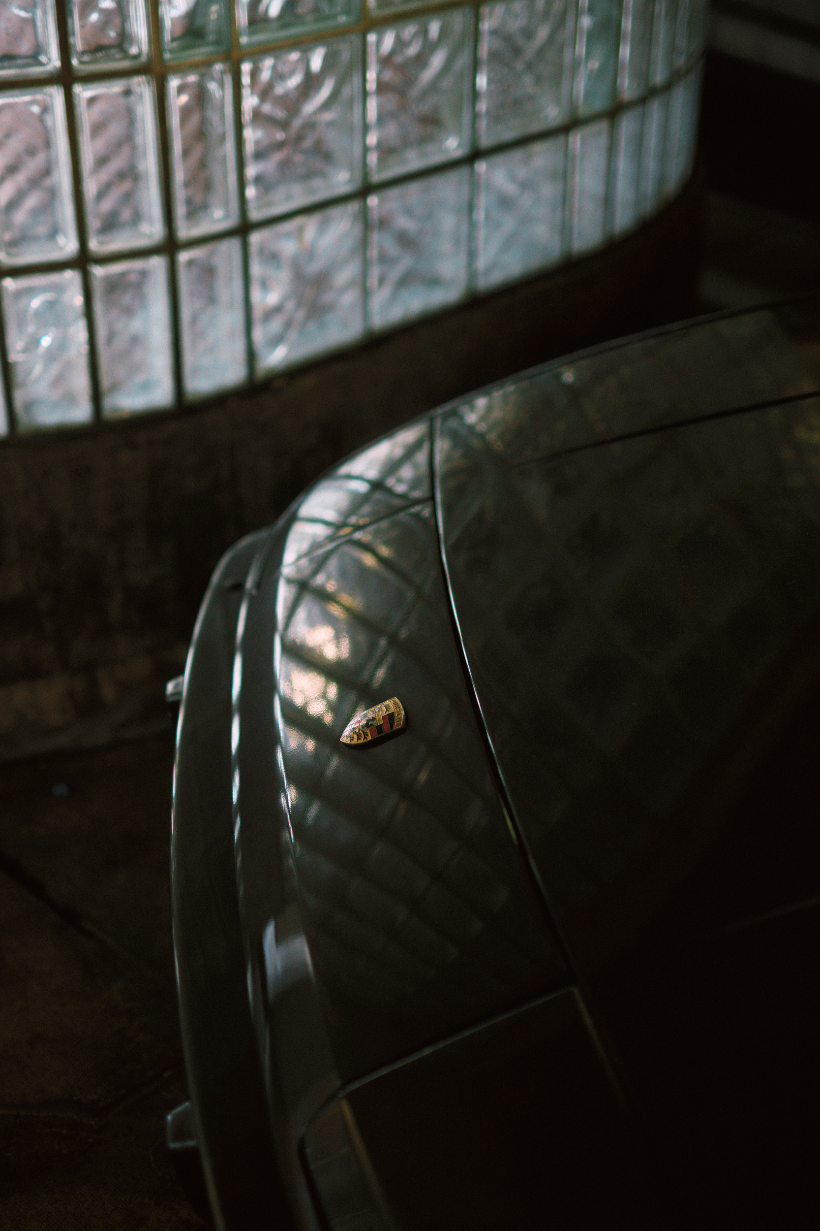 Detailreiche Fotografie der brutalistischen Anlage in London