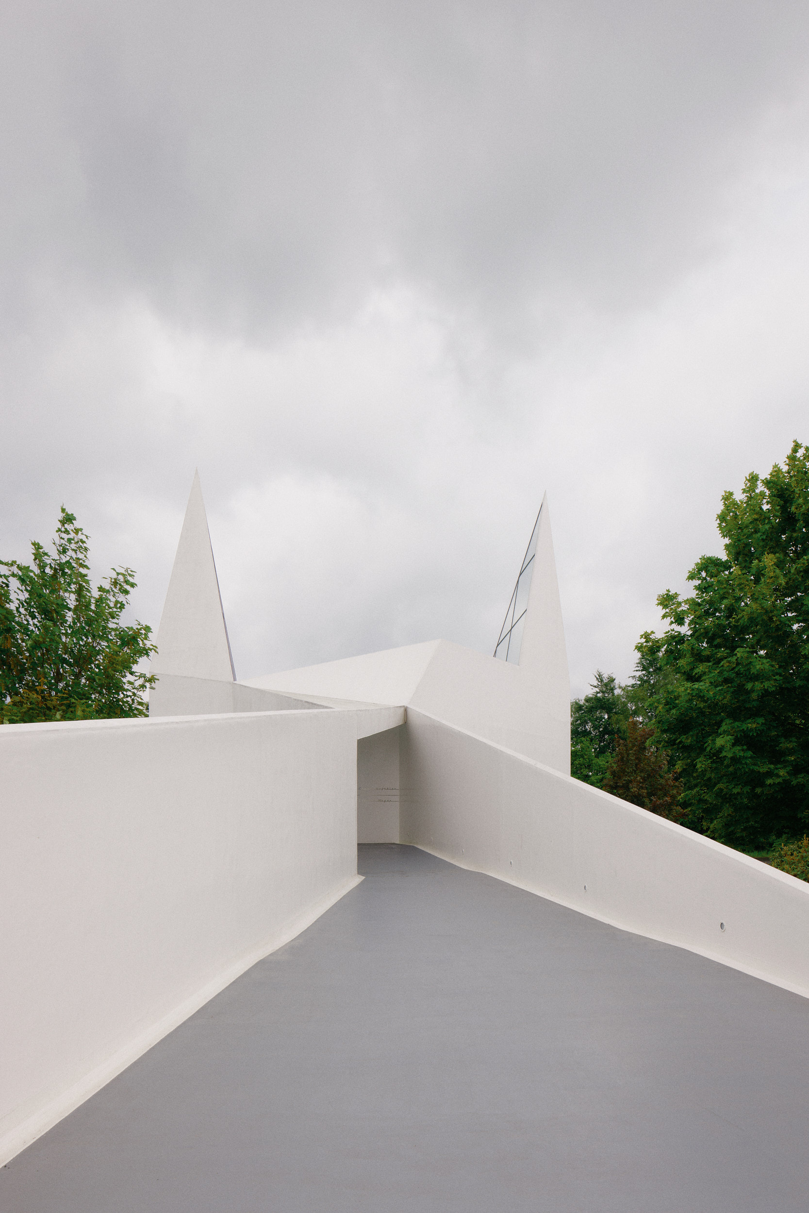 Autobahnkirche Siegerland photographed by Hamburg architectural photographer David Altrath, showing the white church exterior.