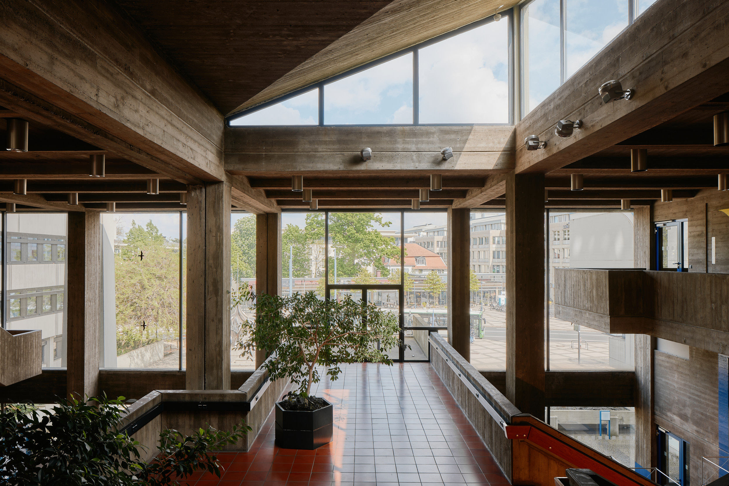 Architekturfotografie des Rathauses Offenbach mit Fokus auf Struktur und Sichtbeton.