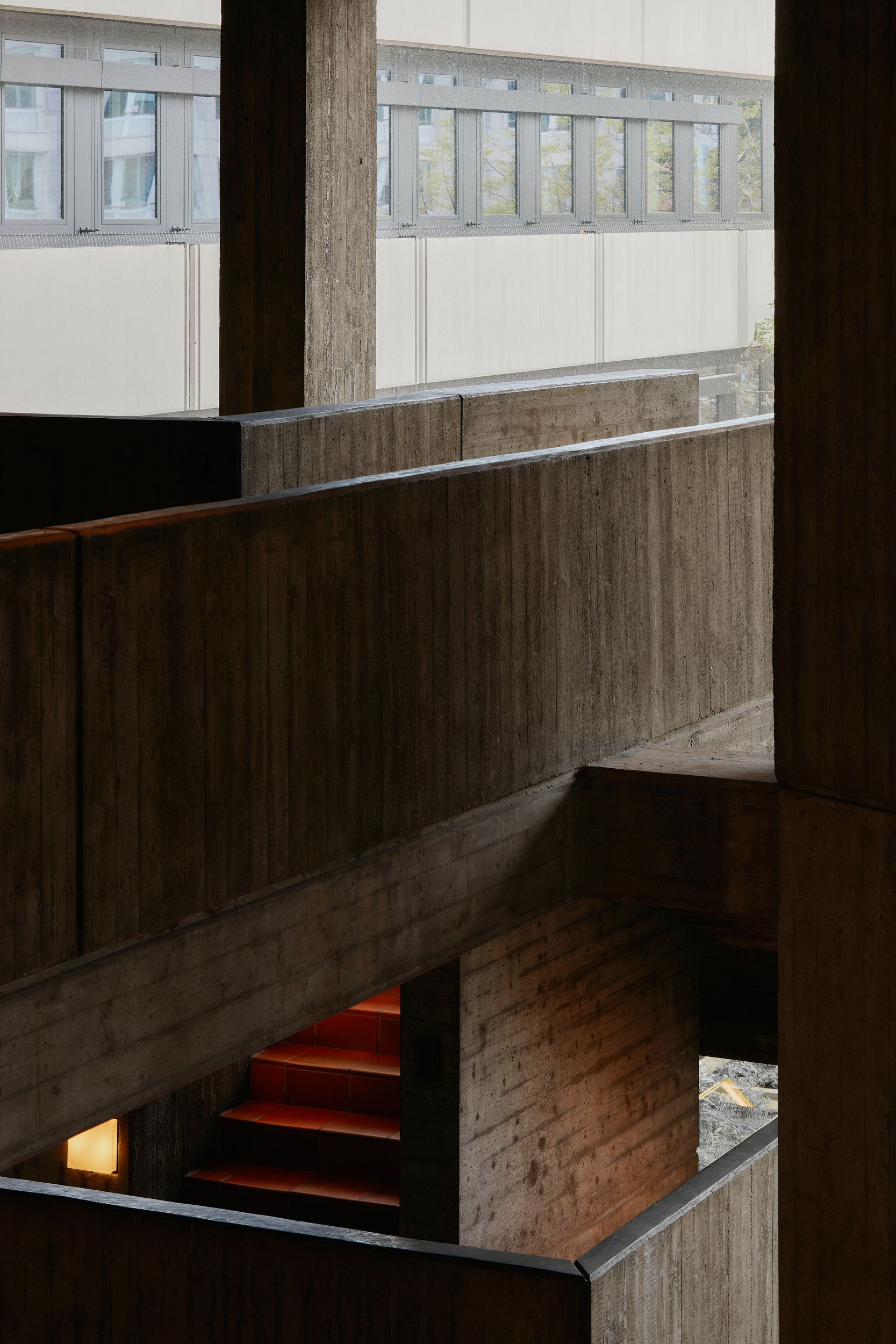 Sichtbeton als prägendes Gestaltungselement am Rathaus Offenbach.
