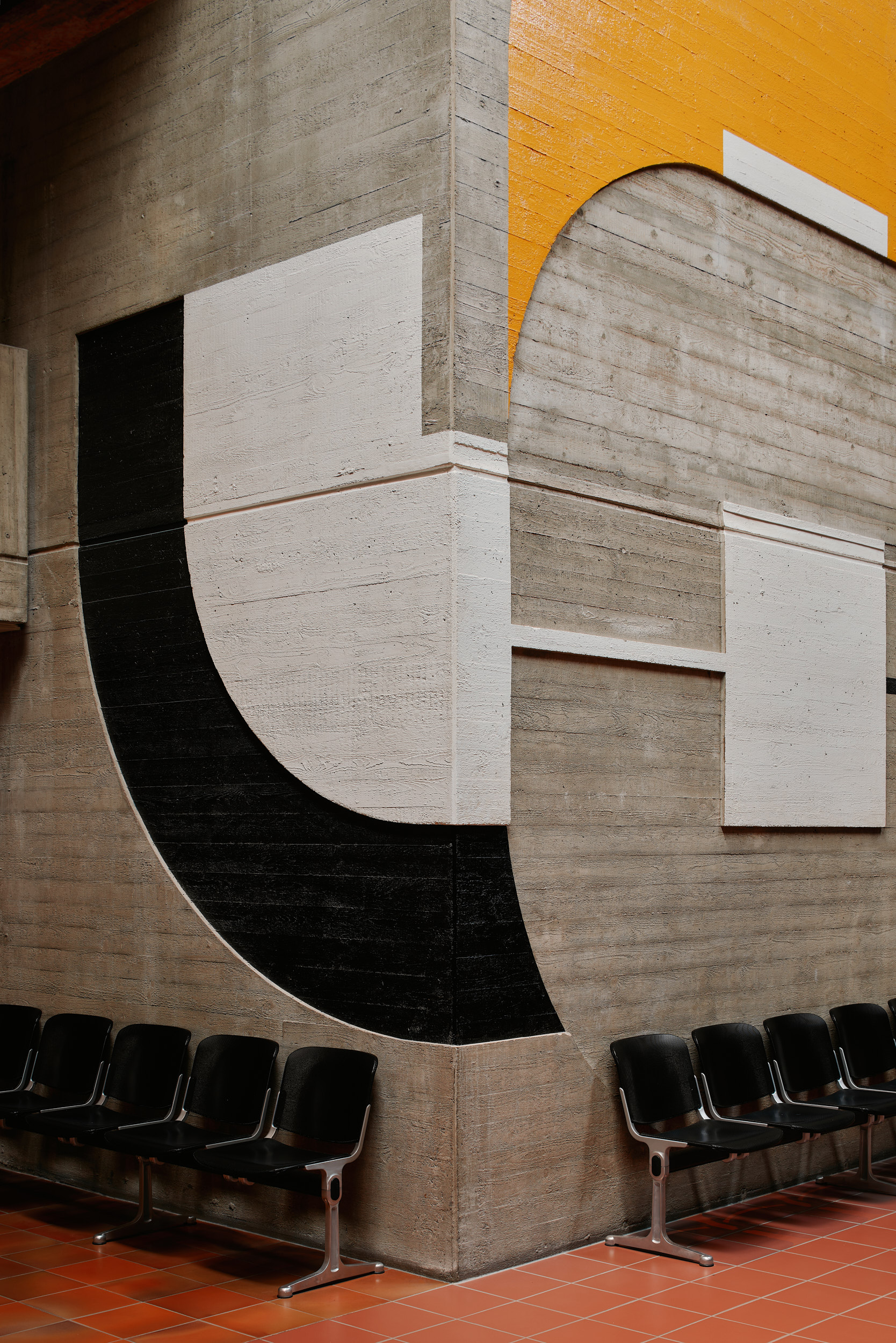 Großformatige Betonarchitektur am Rathaus Offenbach.