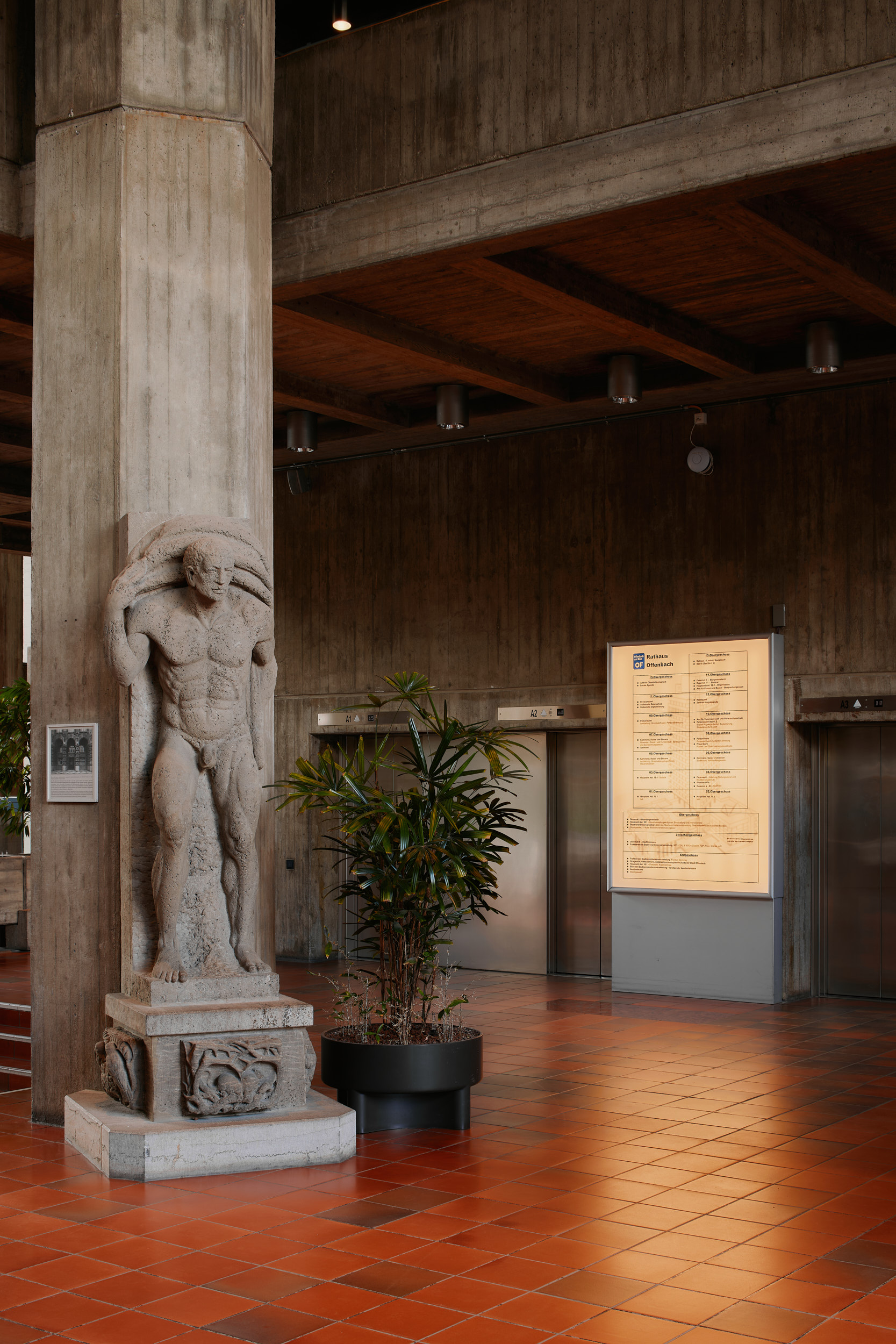 Concrete architectural detail at the Rathaus Offenbach.