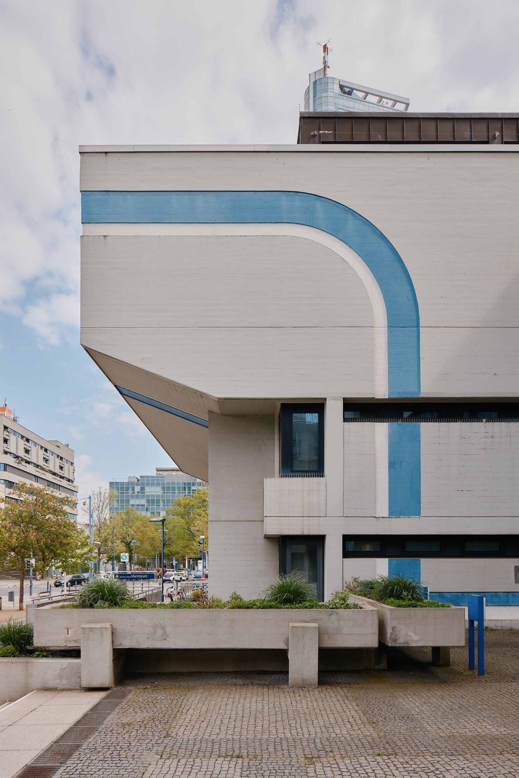 Reduced architectural composition of concrete forms in Offenbach.