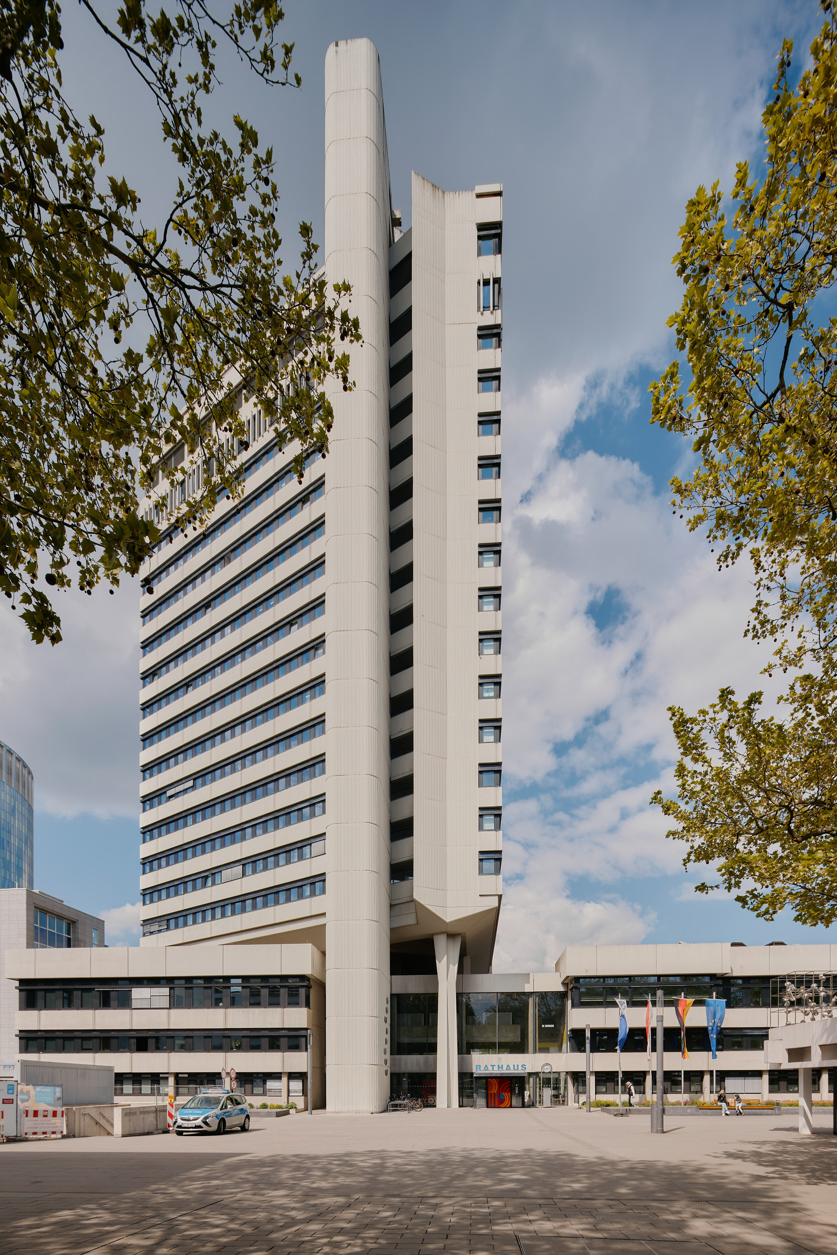 Geometrische Betonfassade am Rathaus Offenbach – Architekturfotografie von David Altrath, Hamburg.
