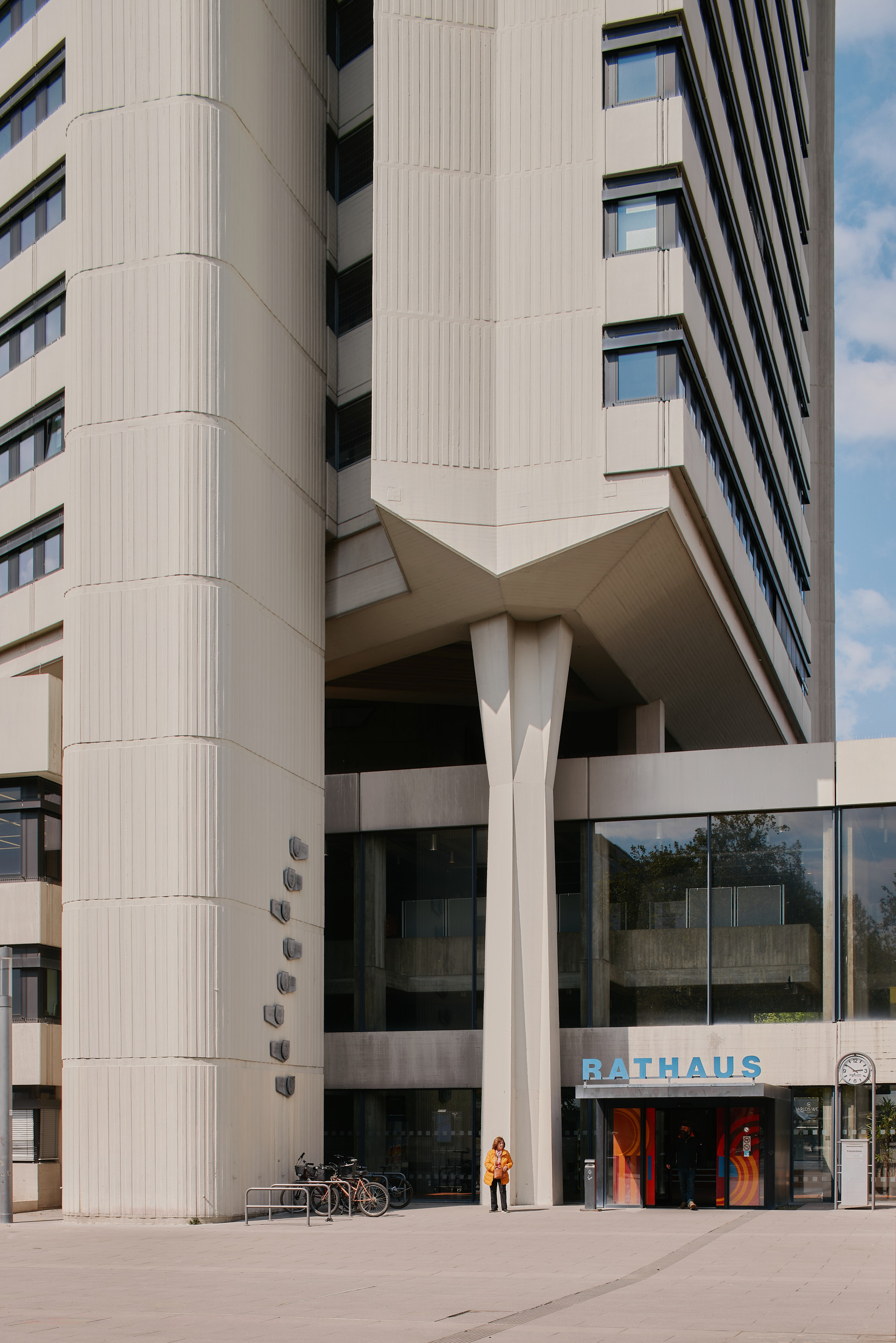 Perspektivische Außenansicht des Rathauses Offenbach mit brutalistischer Fassade.